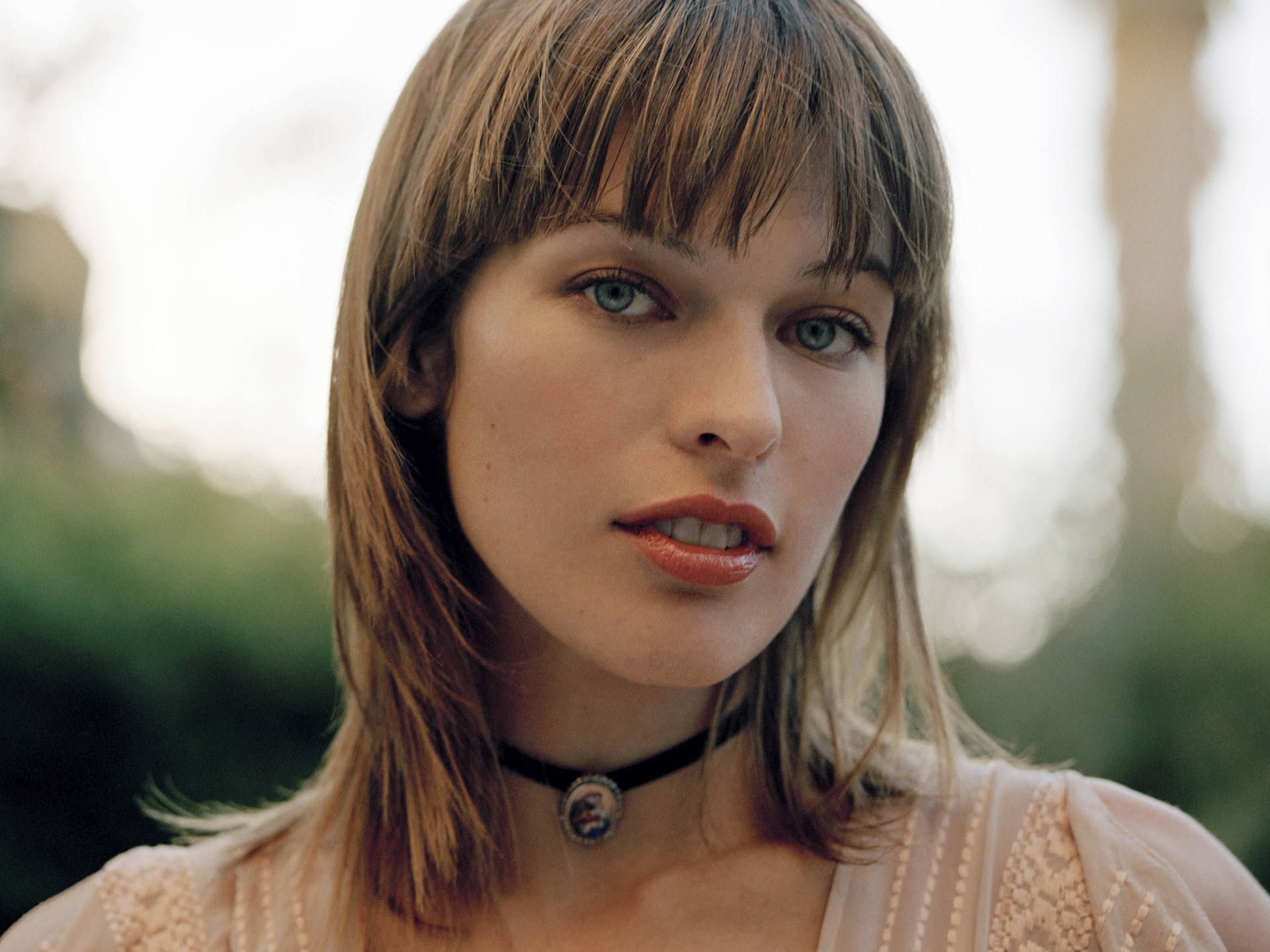 Milla Jovovich ritratto primo piano, 1920x1440 Full HD+, Desktop