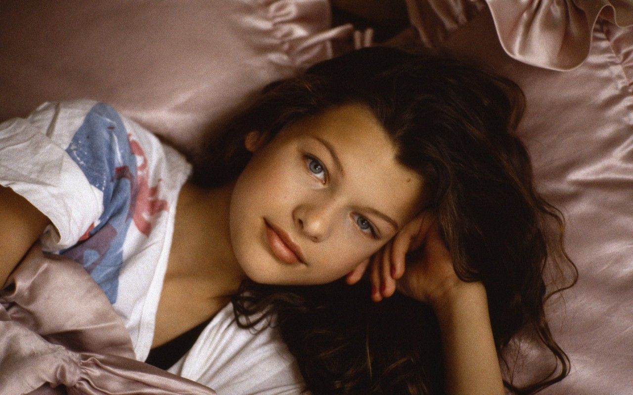 Milla Jovovich sdraiata su lenzuola, 1280x800 HD, Desktop