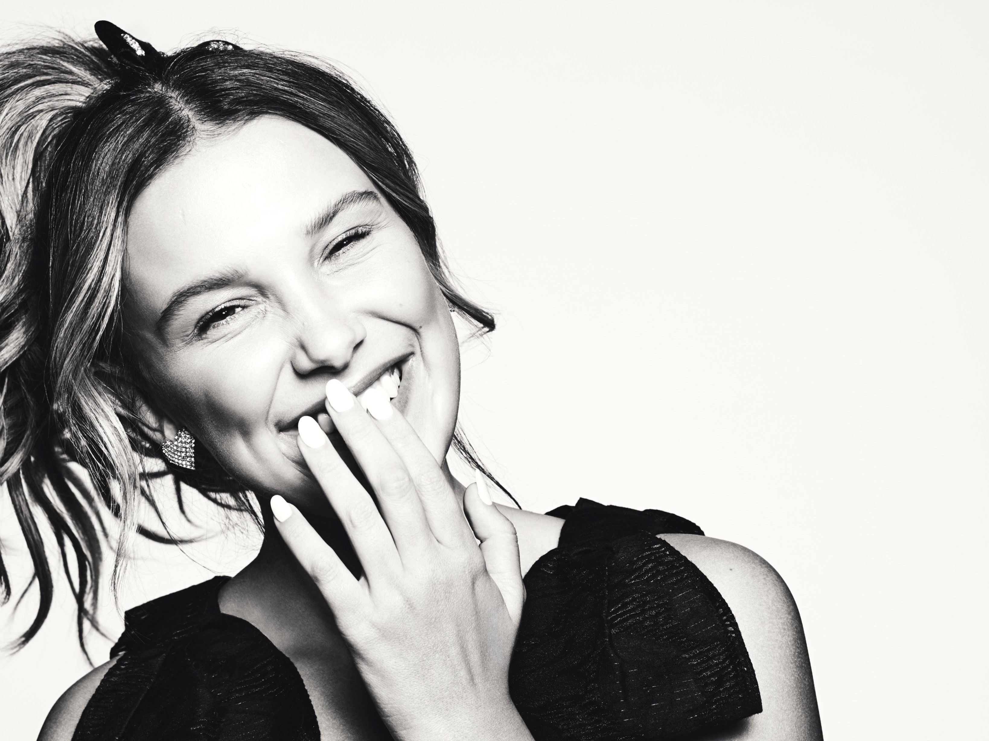 Millie Bobby Brown bianco e nero, 3277x2457 2K, Desktop