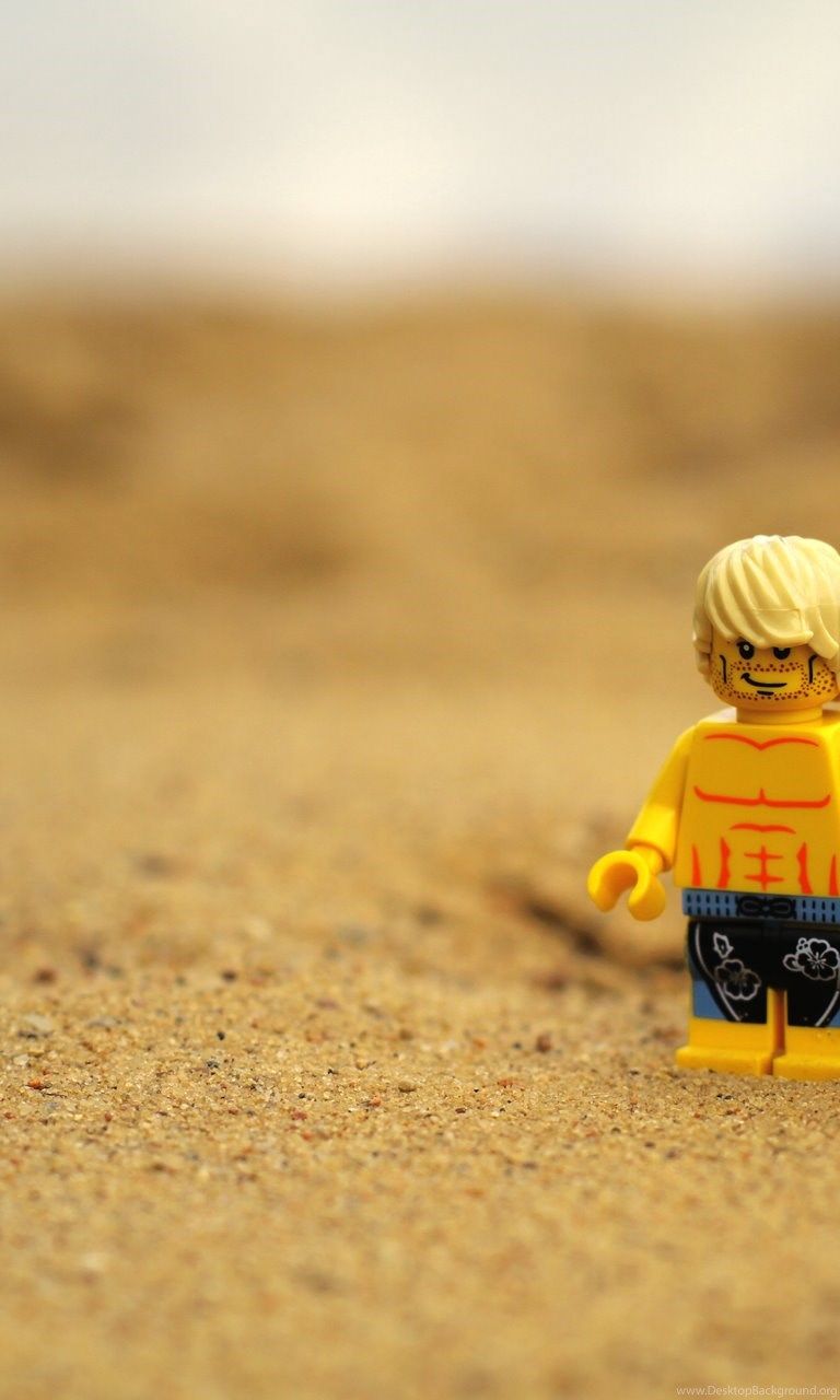 Minifigure LEGO surfista sulla sabbia, 768x1280 Verticale, Mobile