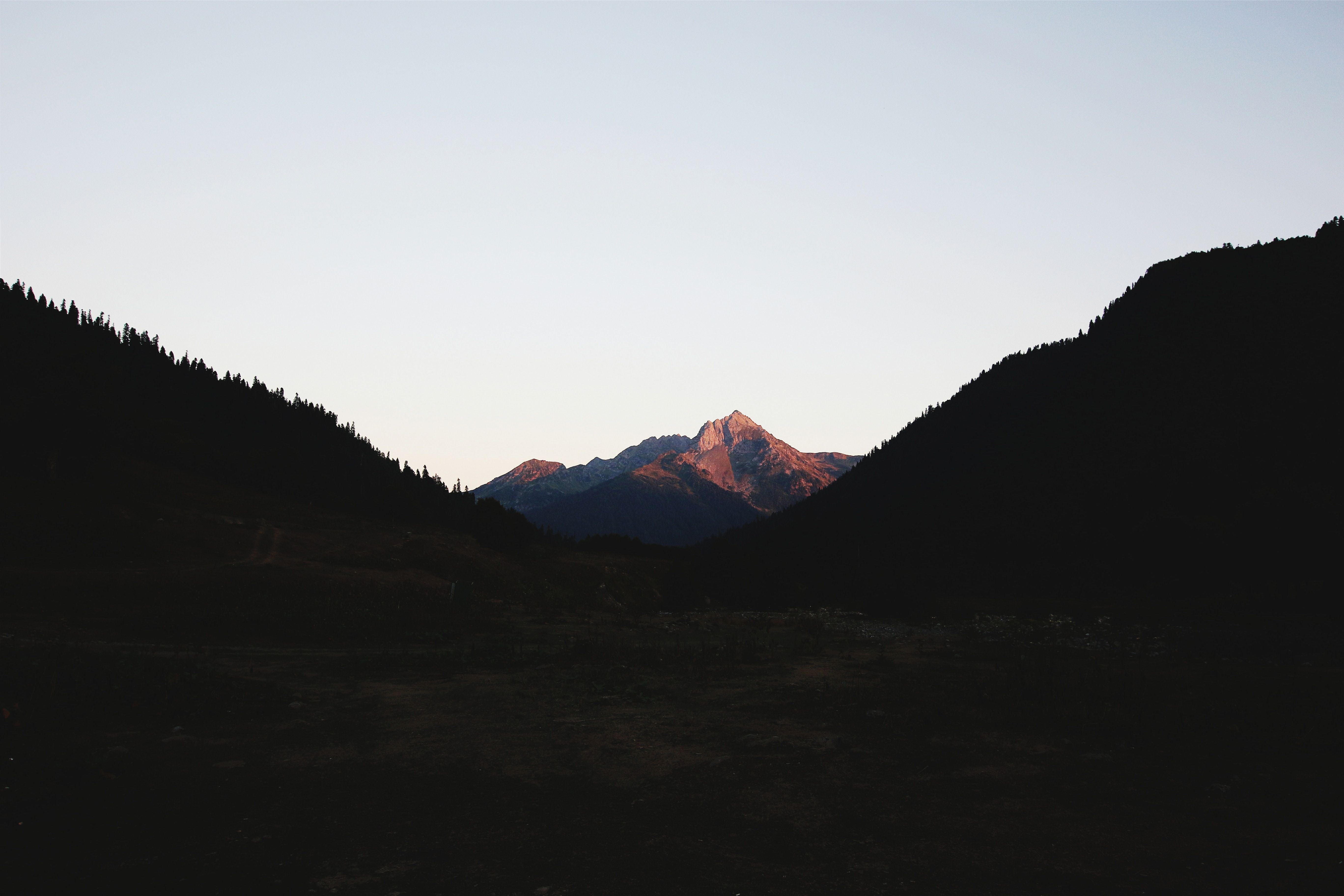 Montagna al tramonto minimal, 5472x3648 UHD, Monitor Gaming