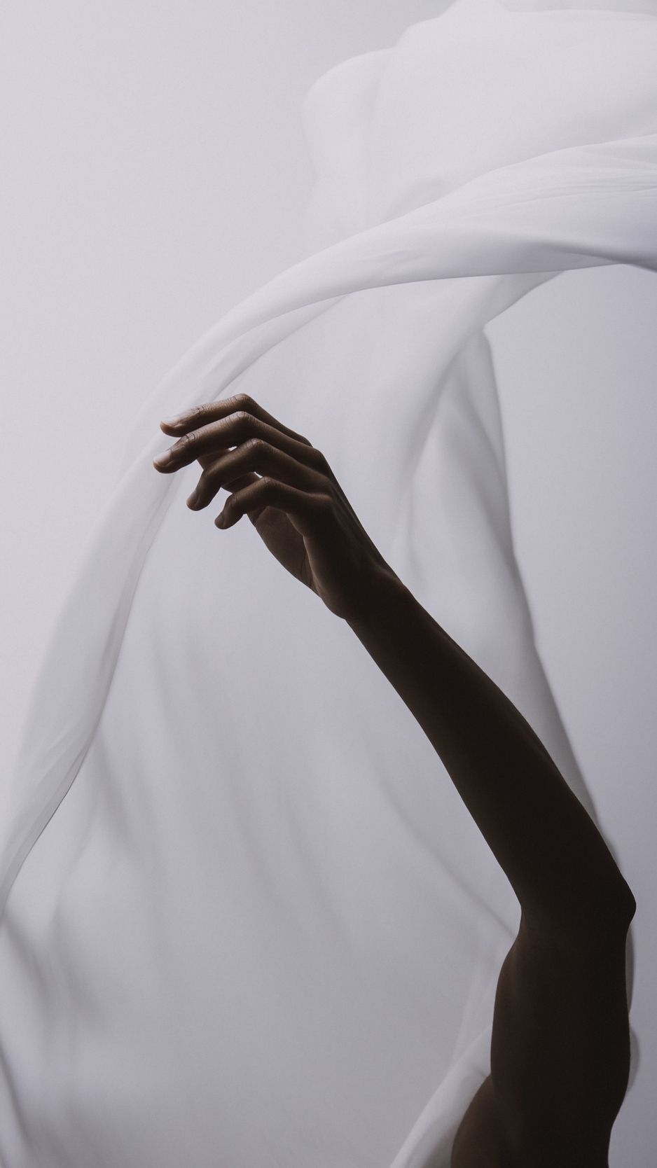 Mano e tessuto bianco, 938x1668 Full HD Verticale, iPhone