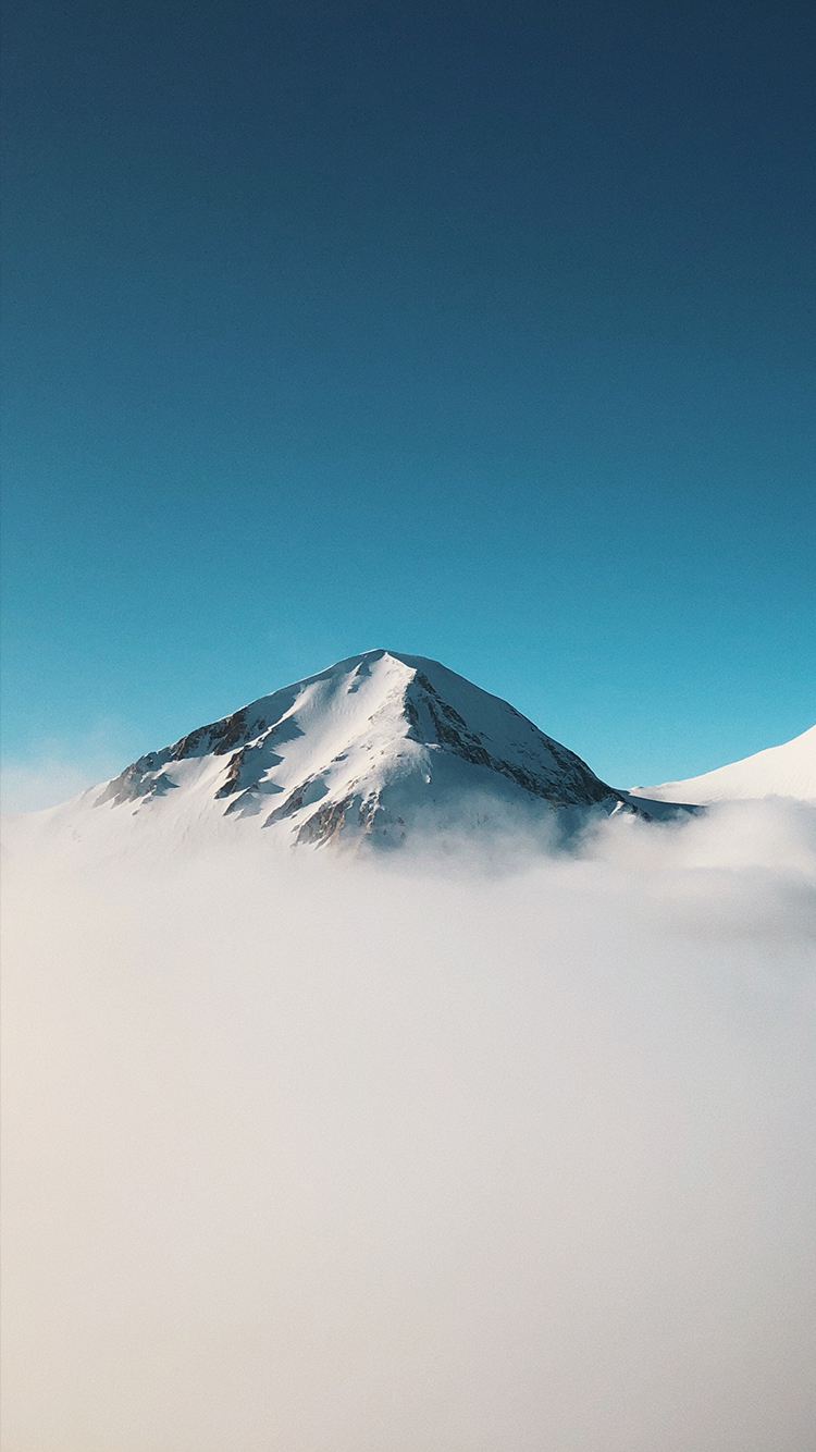 Montagna innevata sopra nuvole, 750x1334 Full HD Verticale, iPhone Pro Max