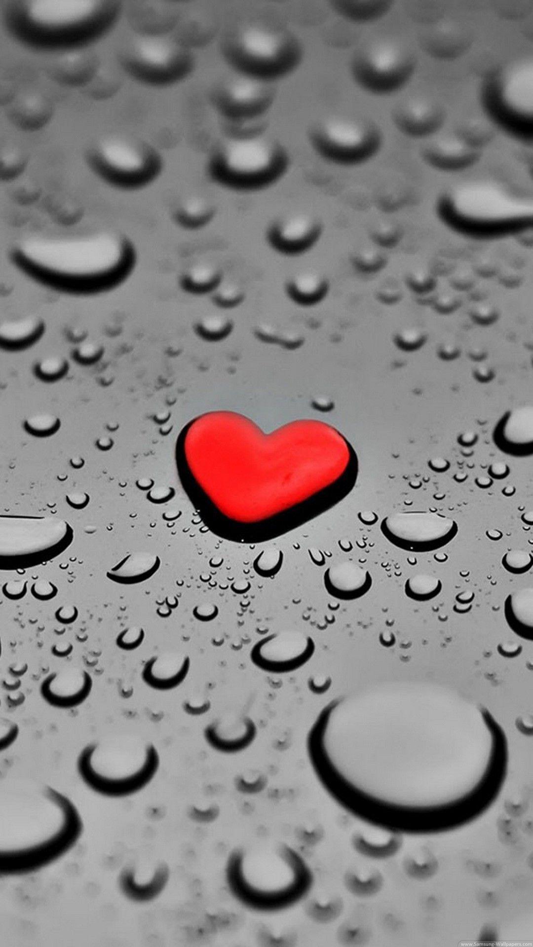 Cuore rosso tra gocce d'acqua, 1080x1920 Full HD Verticale, Smartphone