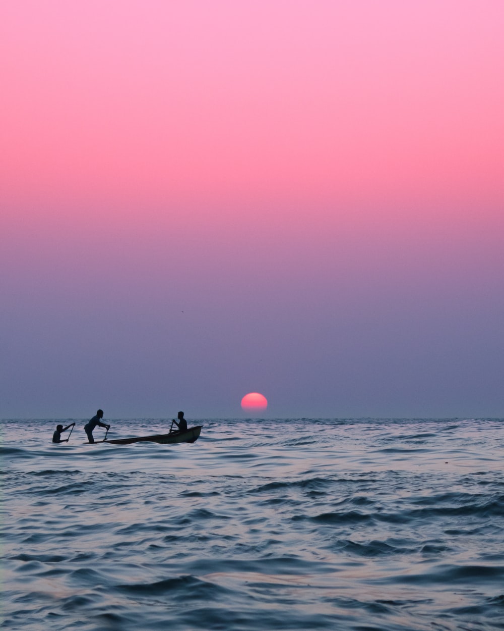 Tramonto rosa con barca pescatori, 1000x1250 Verticale, Telefono