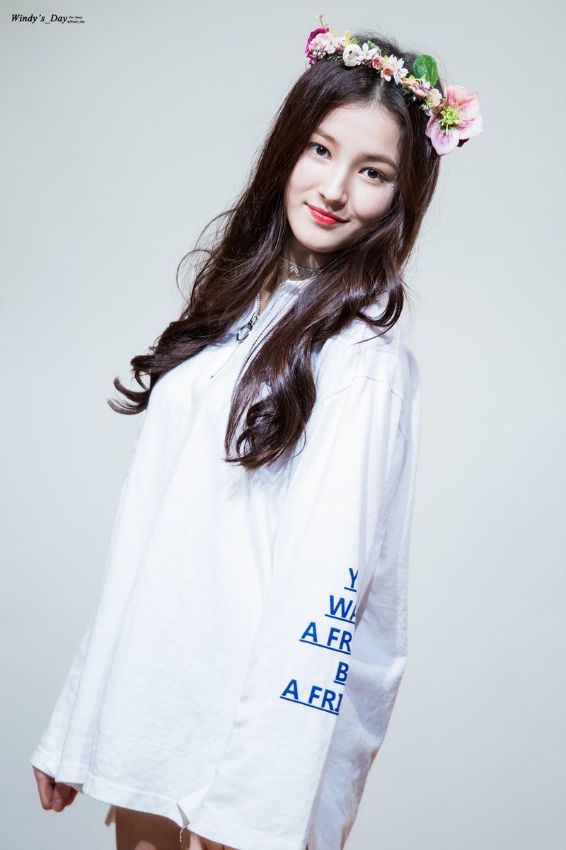 Nancy Momoland con corona di fiori, 800x1200 Full HD Verticale, Smartphone