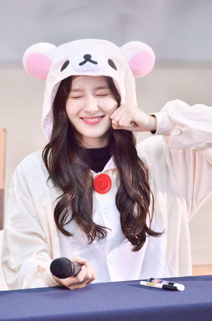 Idol Momoland con cappuccio orsetto, 736x1113 Verticale, Mobile