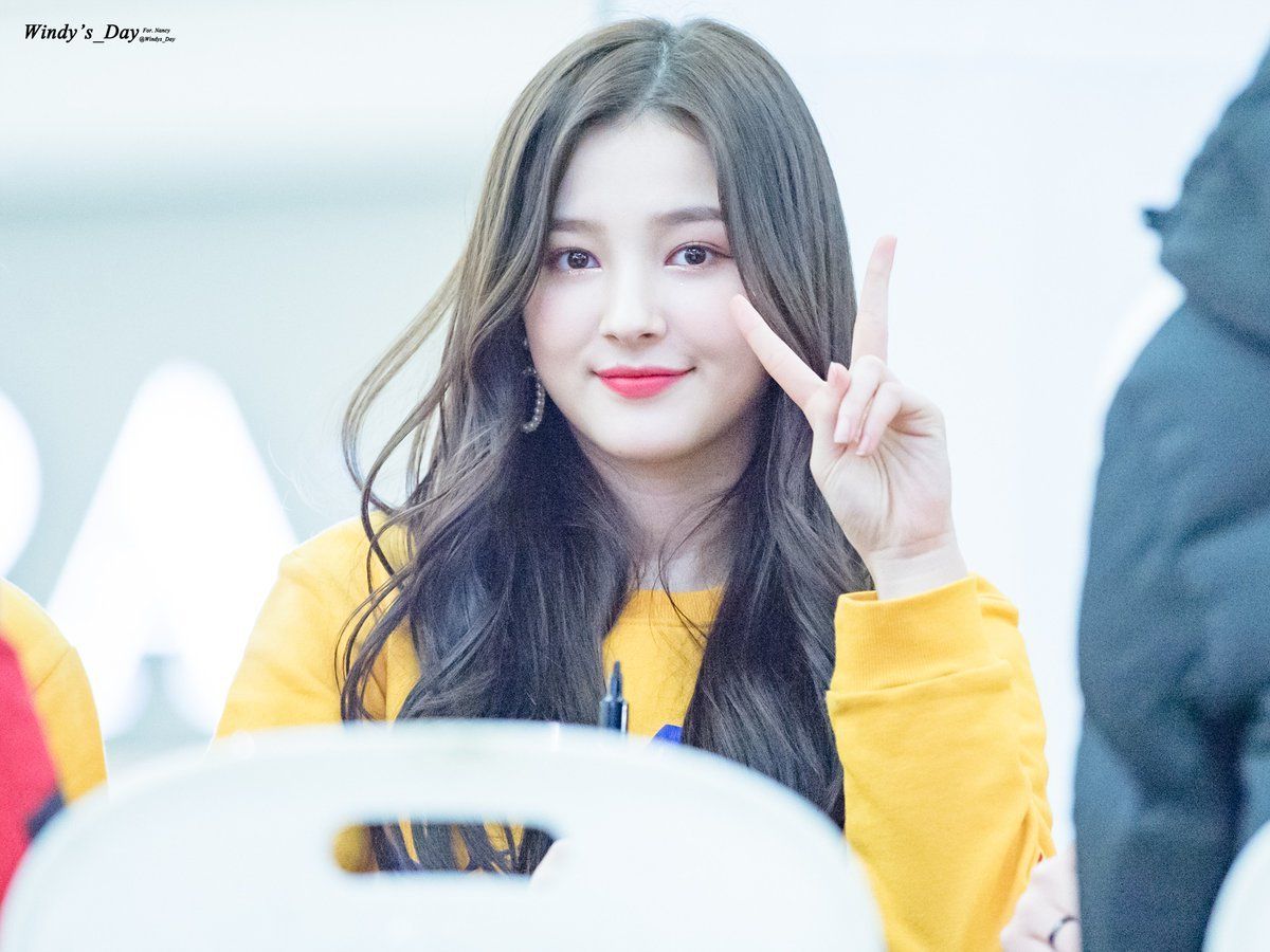Nancy Momoland maglione giallo, 1200x900 HD, Desktop