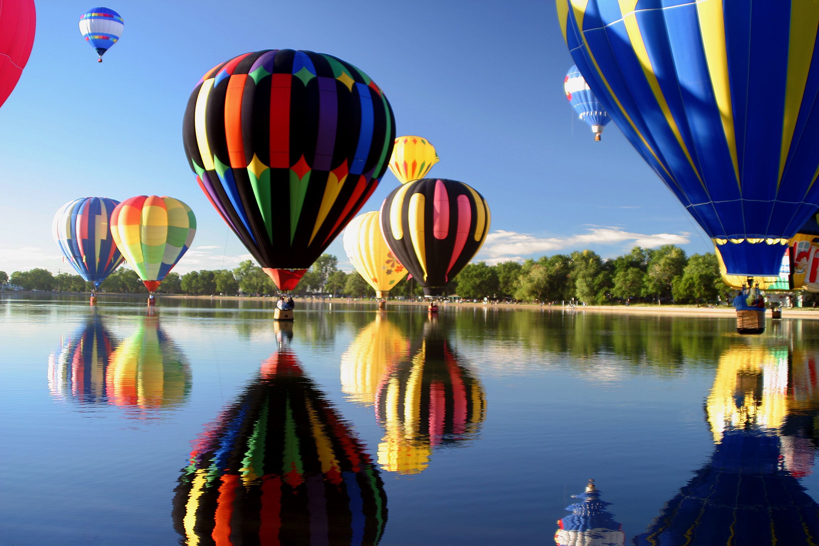 Mongolfiere colorate su prato all'alba, 2200x1467 alta risoluzione, PC Desktop