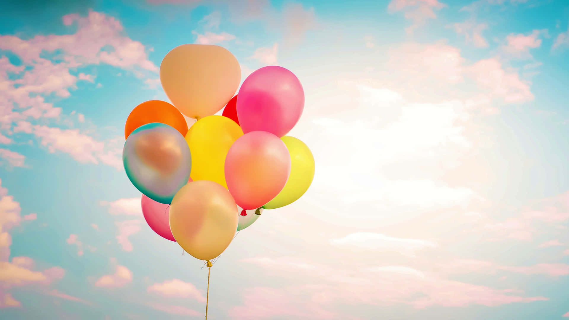 Palloncini colorati contro cielo, 1920x1081 1080p, Desktop