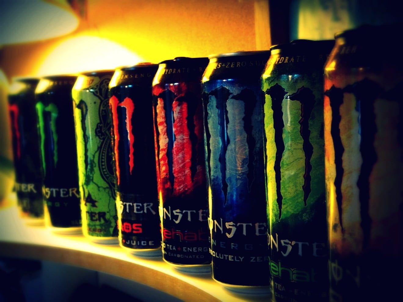 Lattine Monster Energy allineate, 1320x990 HD, Desktop