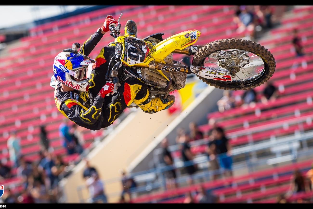 Motocross salto acrobatico stadio, 1300x867 720p, Laptop