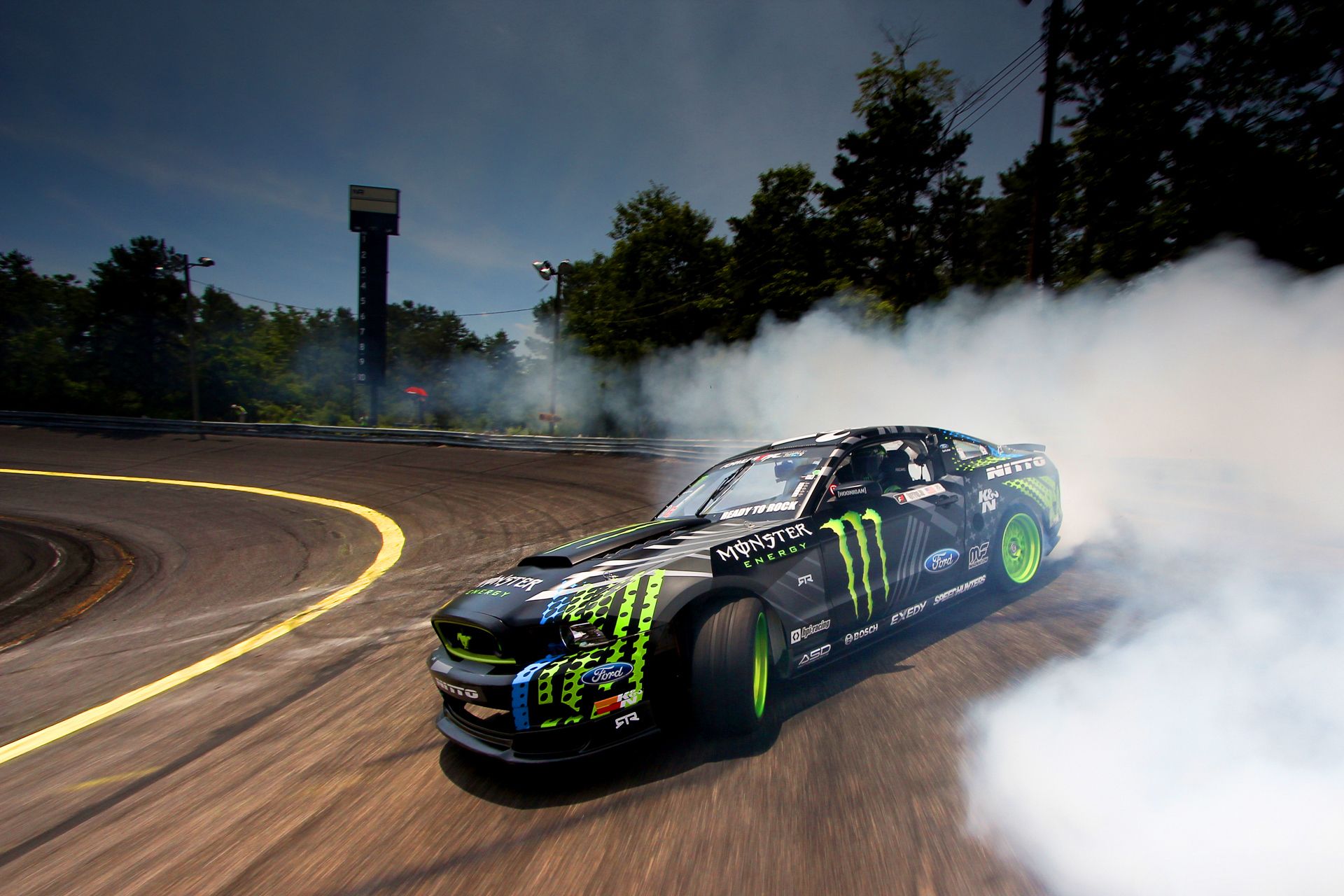 Auto Monster Energy in derapata, bevande energetiche, 1920x1280 Full HD+ WUXGA, Desktop
