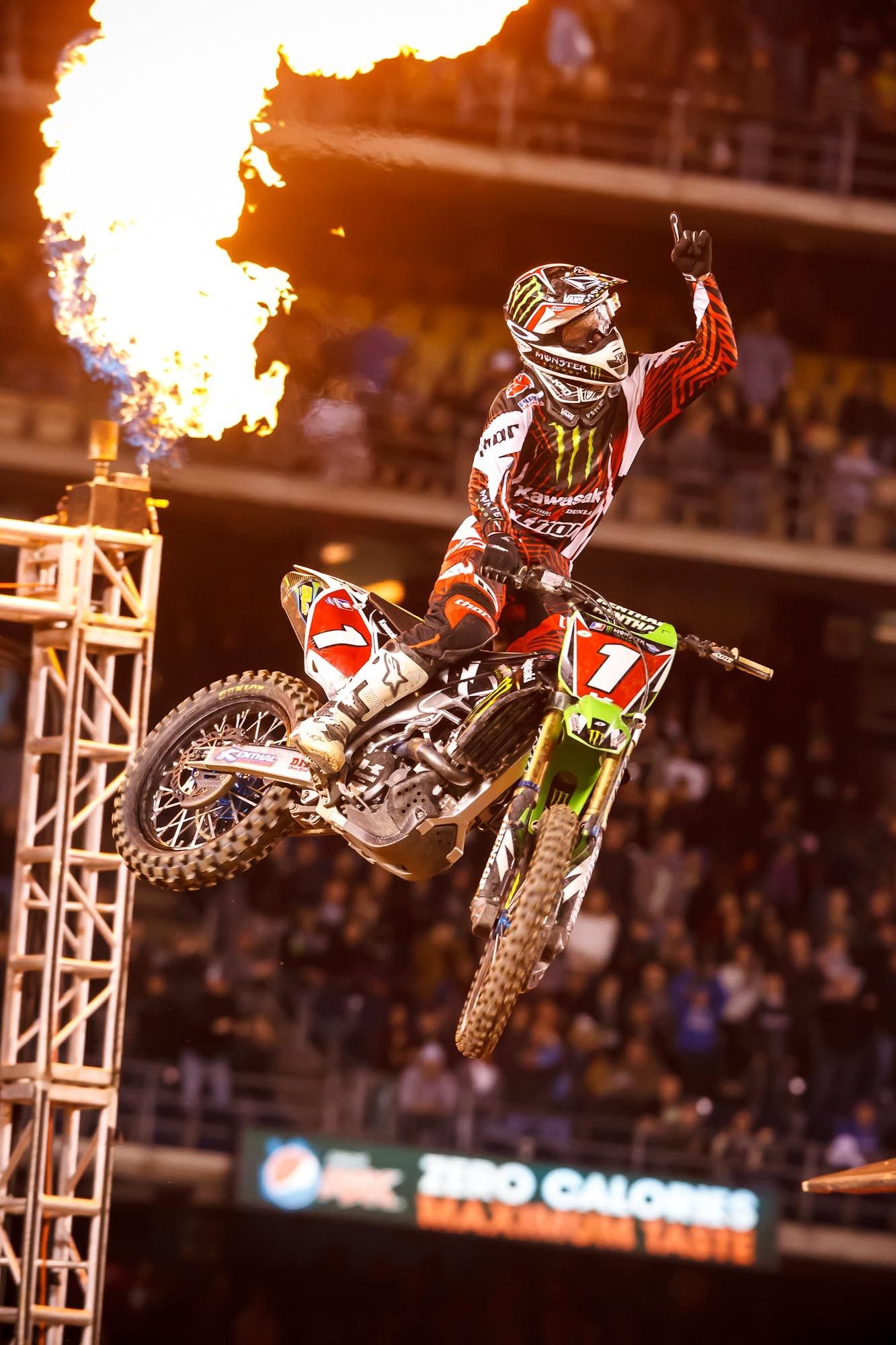 Motociclista Monster Energy in salto, 1333x2000 Verticale, Android