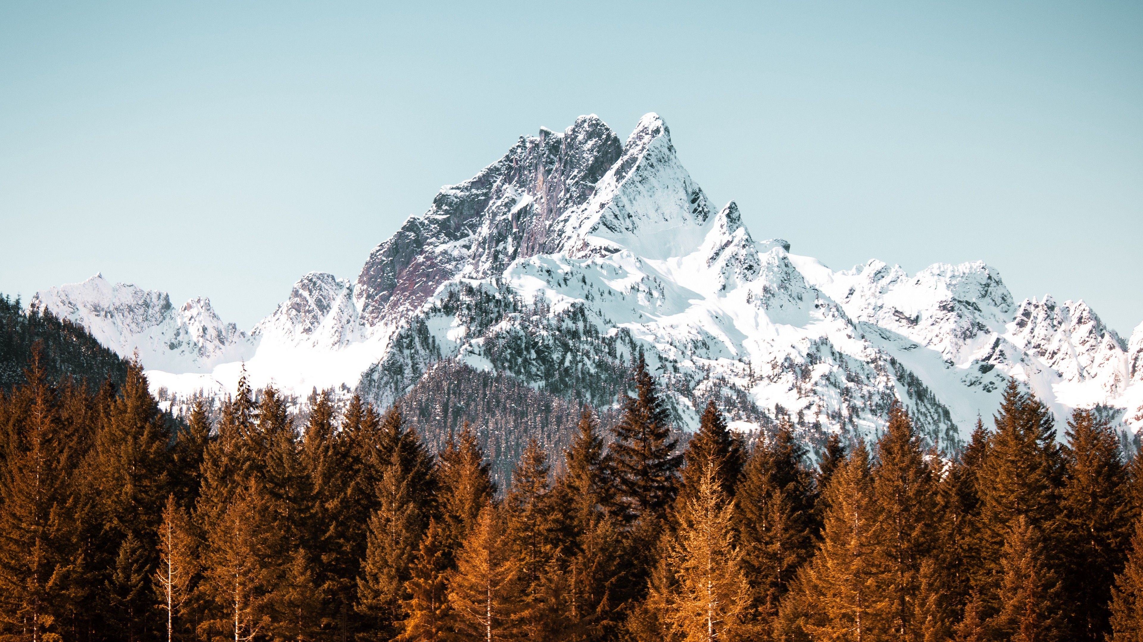 Montagna innevata con foresta autunnale, 3840x2160 UHD, Monitor 4K
