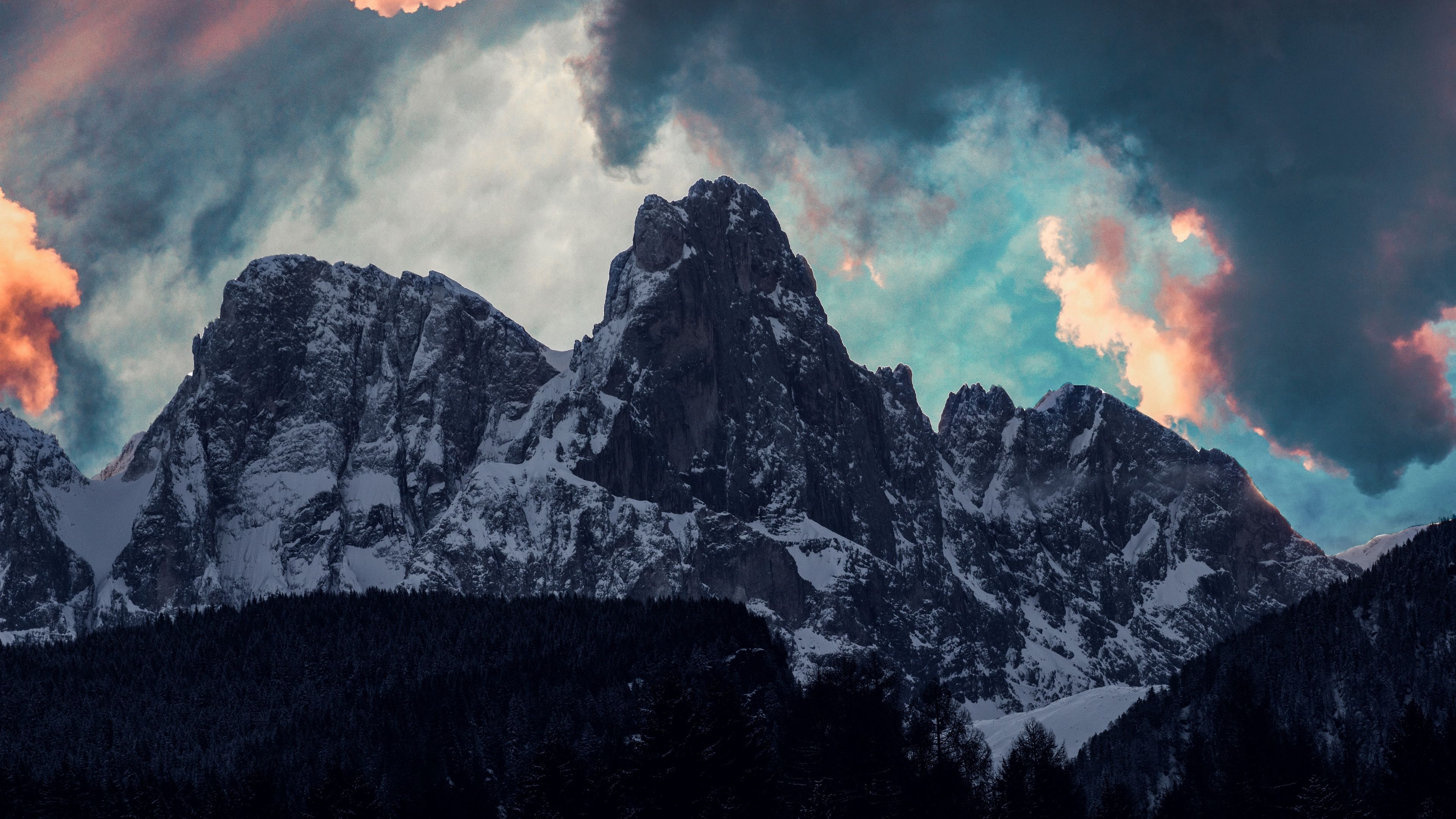 Montagne innevate con nuvole drammatiche, 3840x2160 Ultra HD, 4K TV