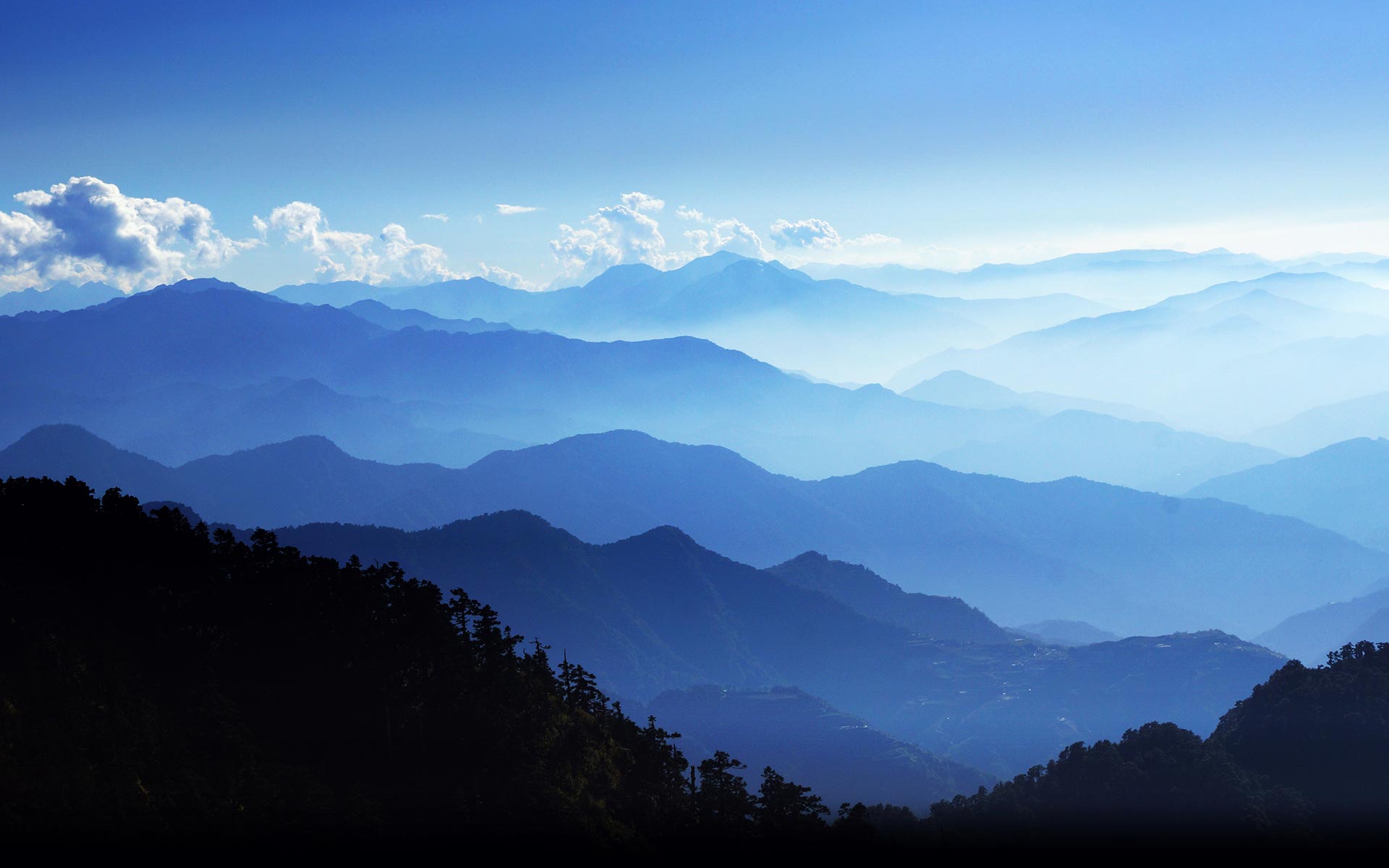 Montagne blu nebbiose, 1920x1200 Full HD+, PC Desktop