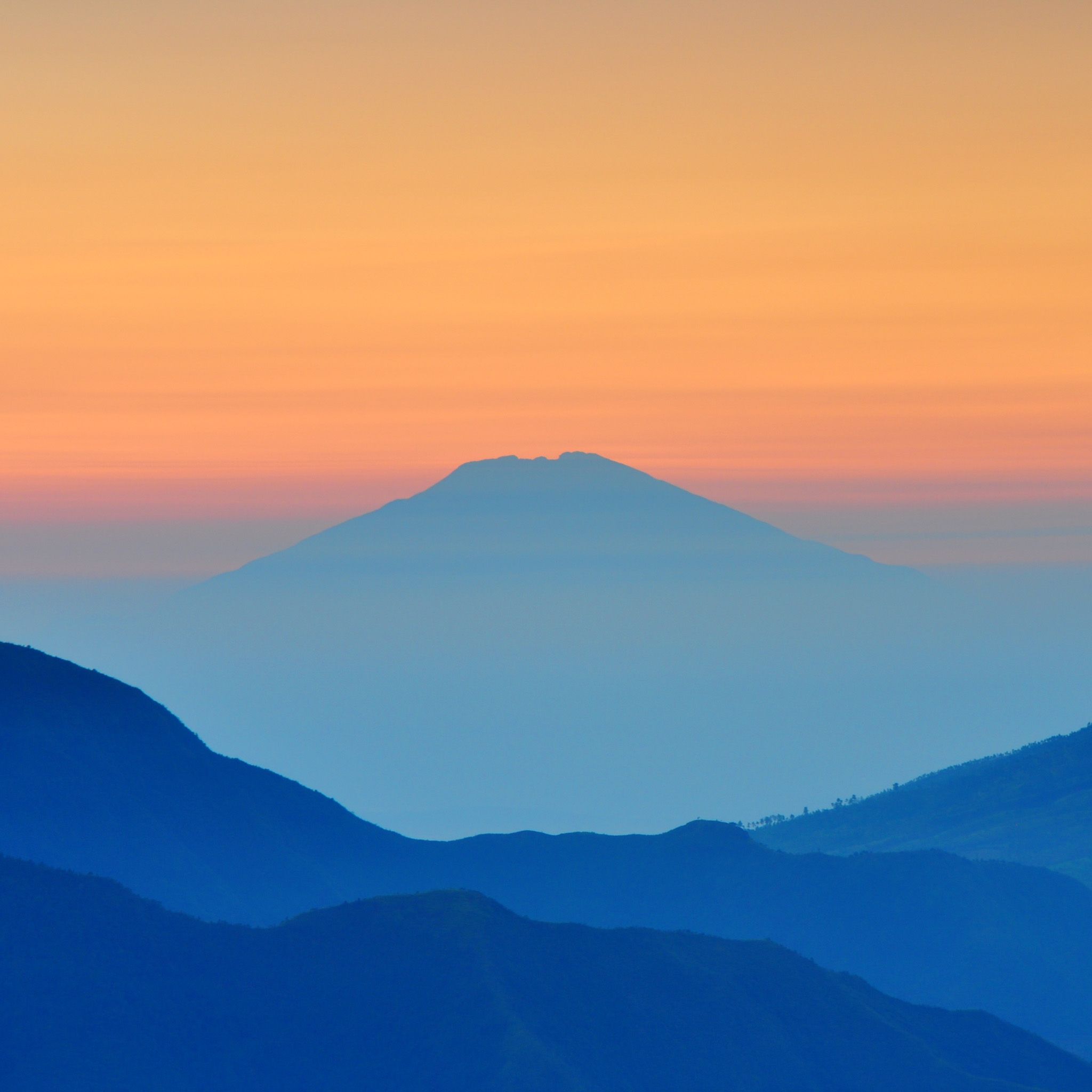 Montagne blu con cielo arancione, 2048x2048 2K, Desktop