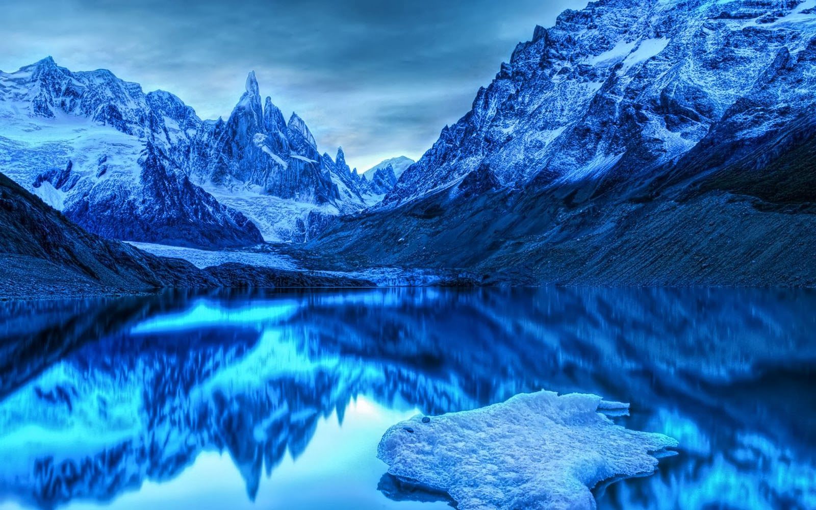 Montagne innevate con lago blu, 1600x1000 HD, Desktop