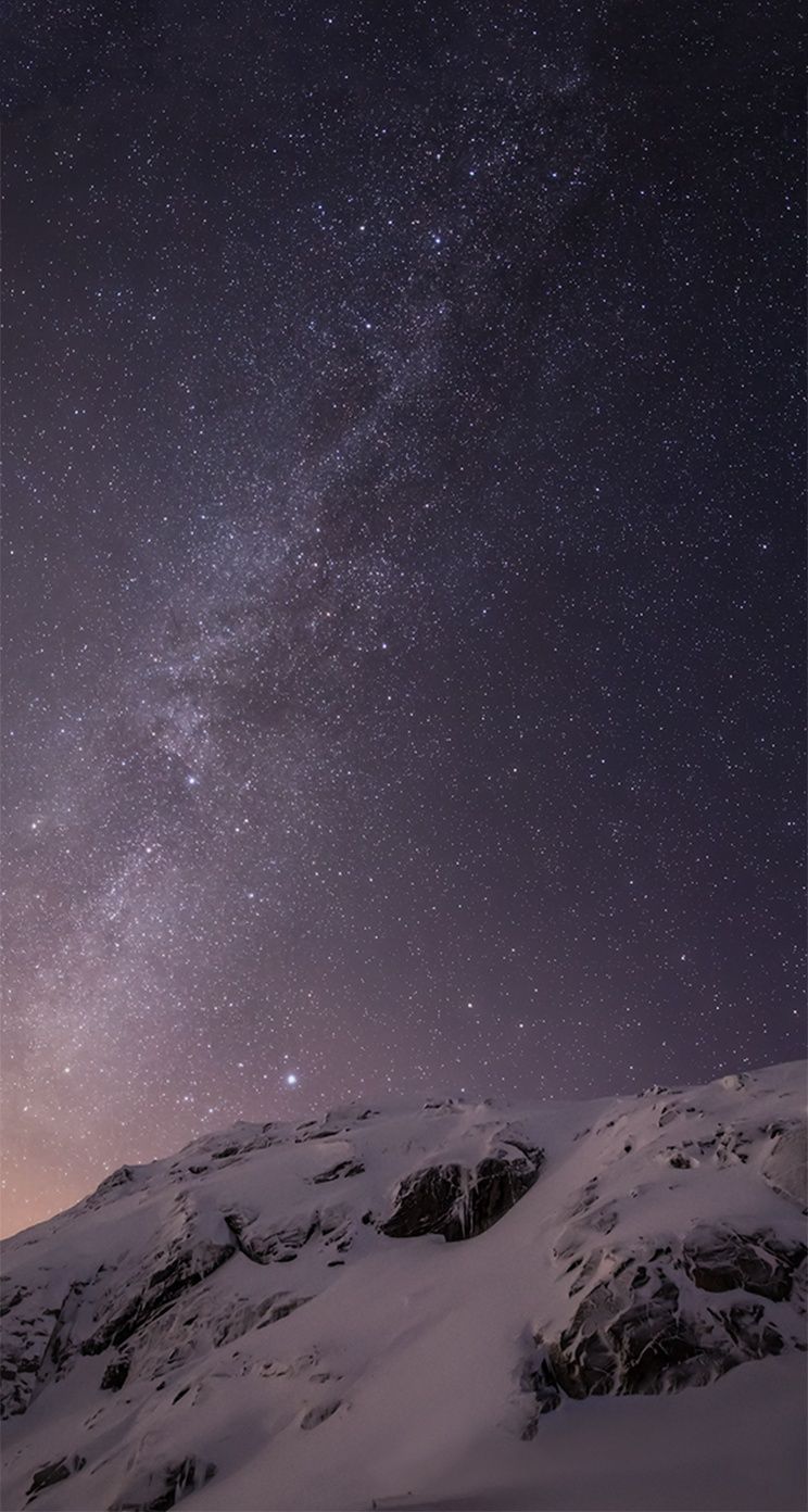Montagna innevata con cielo stellato, 744x1392 Verticale, iPhone