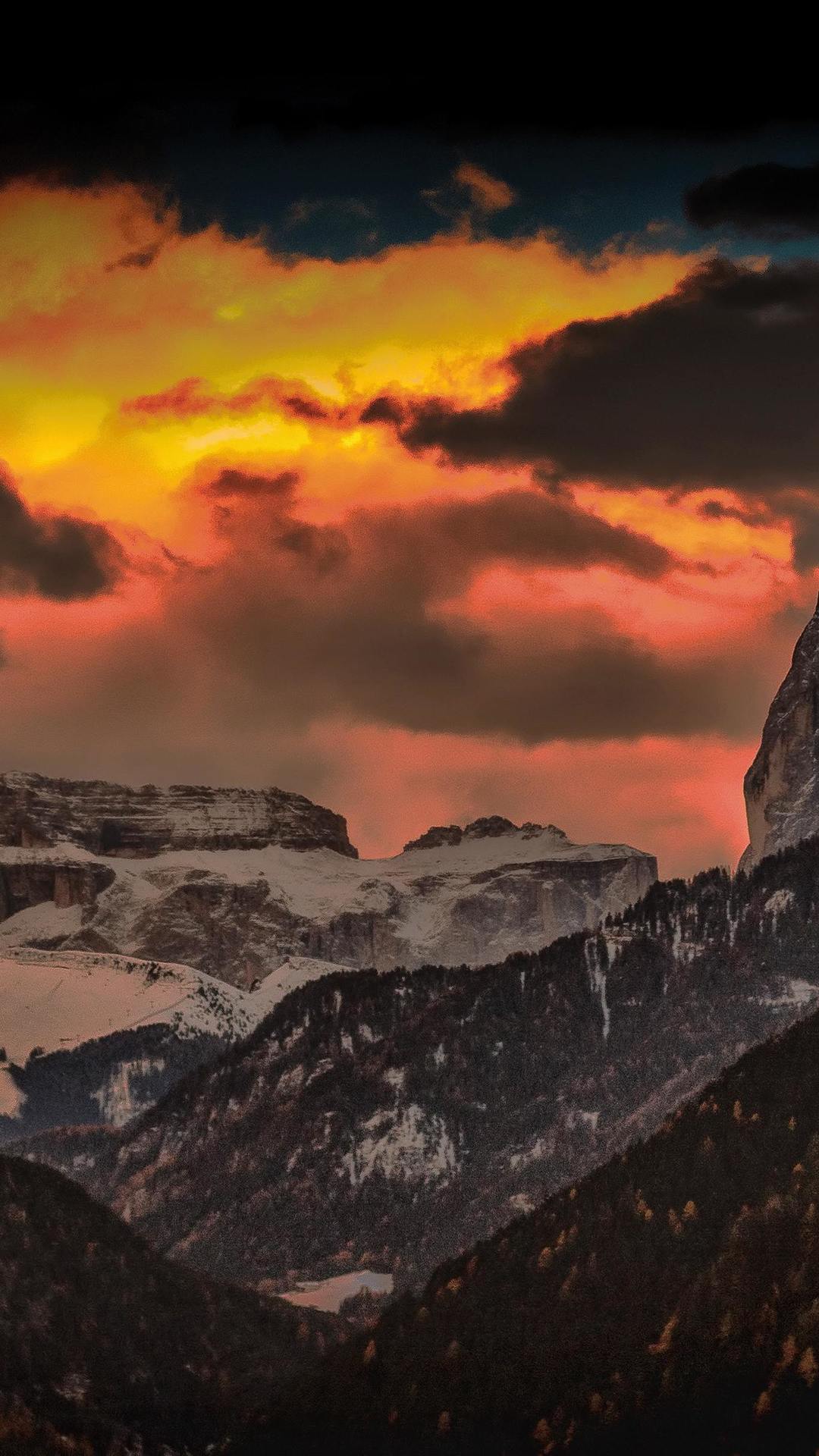 Montagne al tramonto infuocato, 1080x1920 Verticale, iPhone Pro