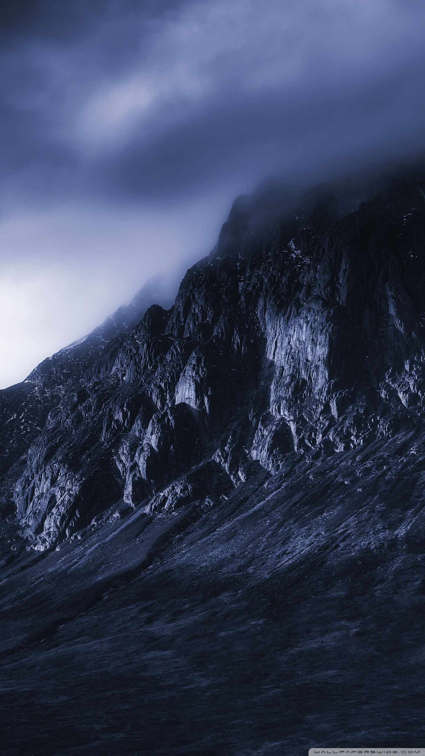 Montagna scura con nebbia, 1440x2560 Verticale, iPhone Air