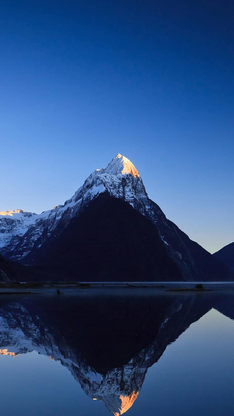 Montagna innevata con riflesso lago, 750x1334 Full HD Verticale, iPhone