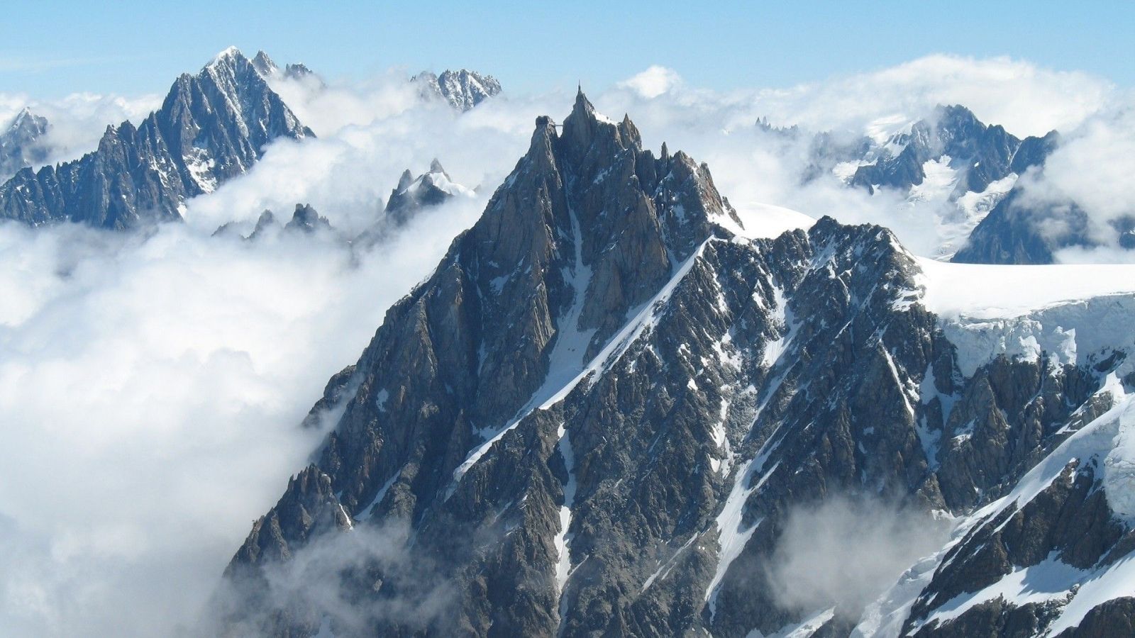 Vette montane innevate tra nuvole, 1600x900 HD, PC Desktop