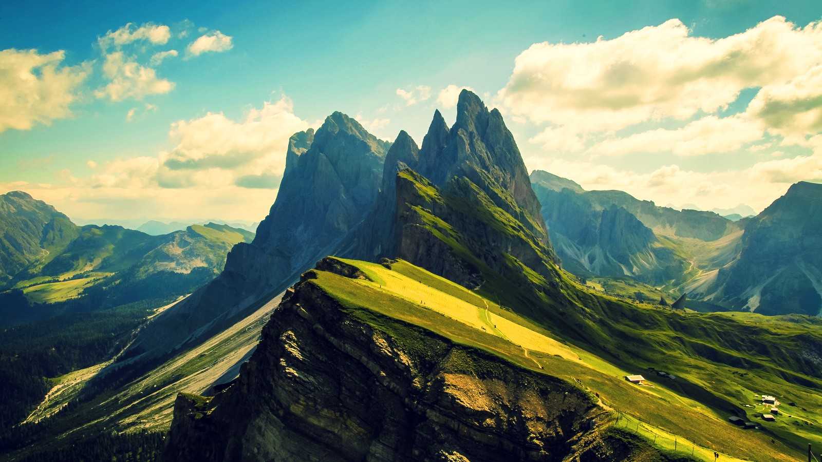Montagne verdi con picchi rocciosi, 1600x900 900p, PC