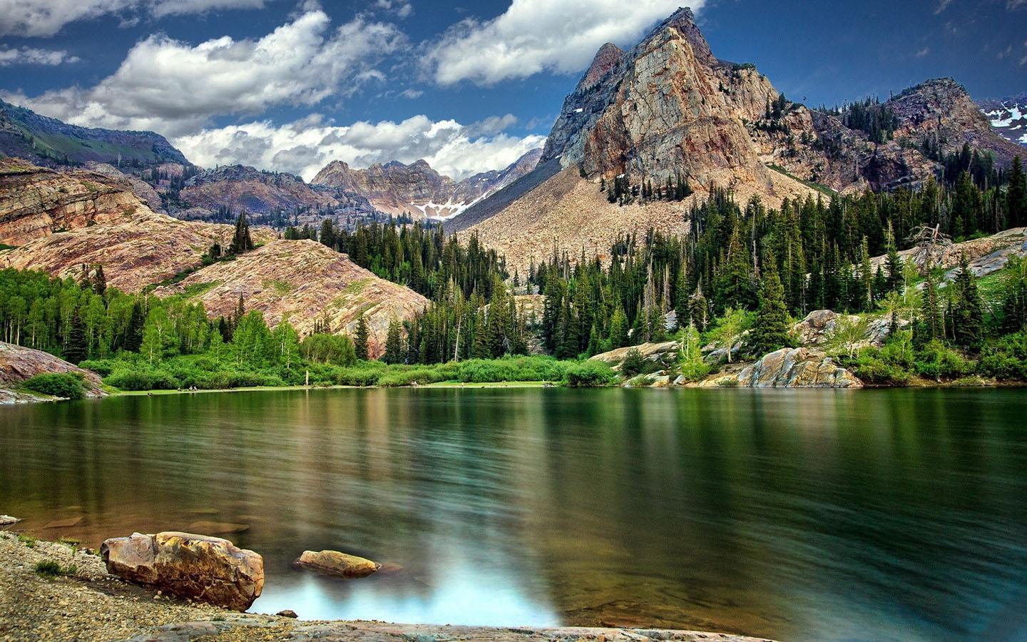 Lago di montagna con pini, 1440x900 720p, Laptop
