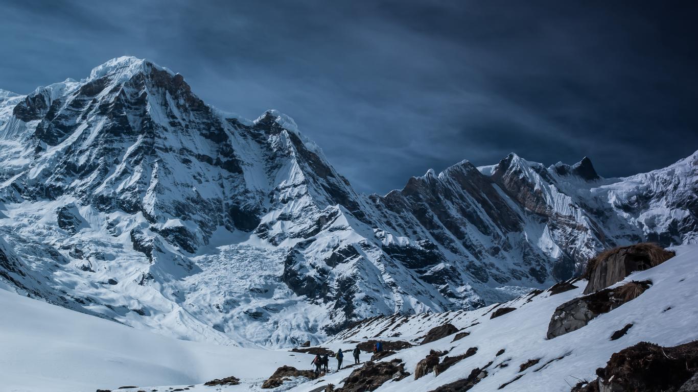 Montagne innevate cielo scuro, 1366x768 720p, iMac