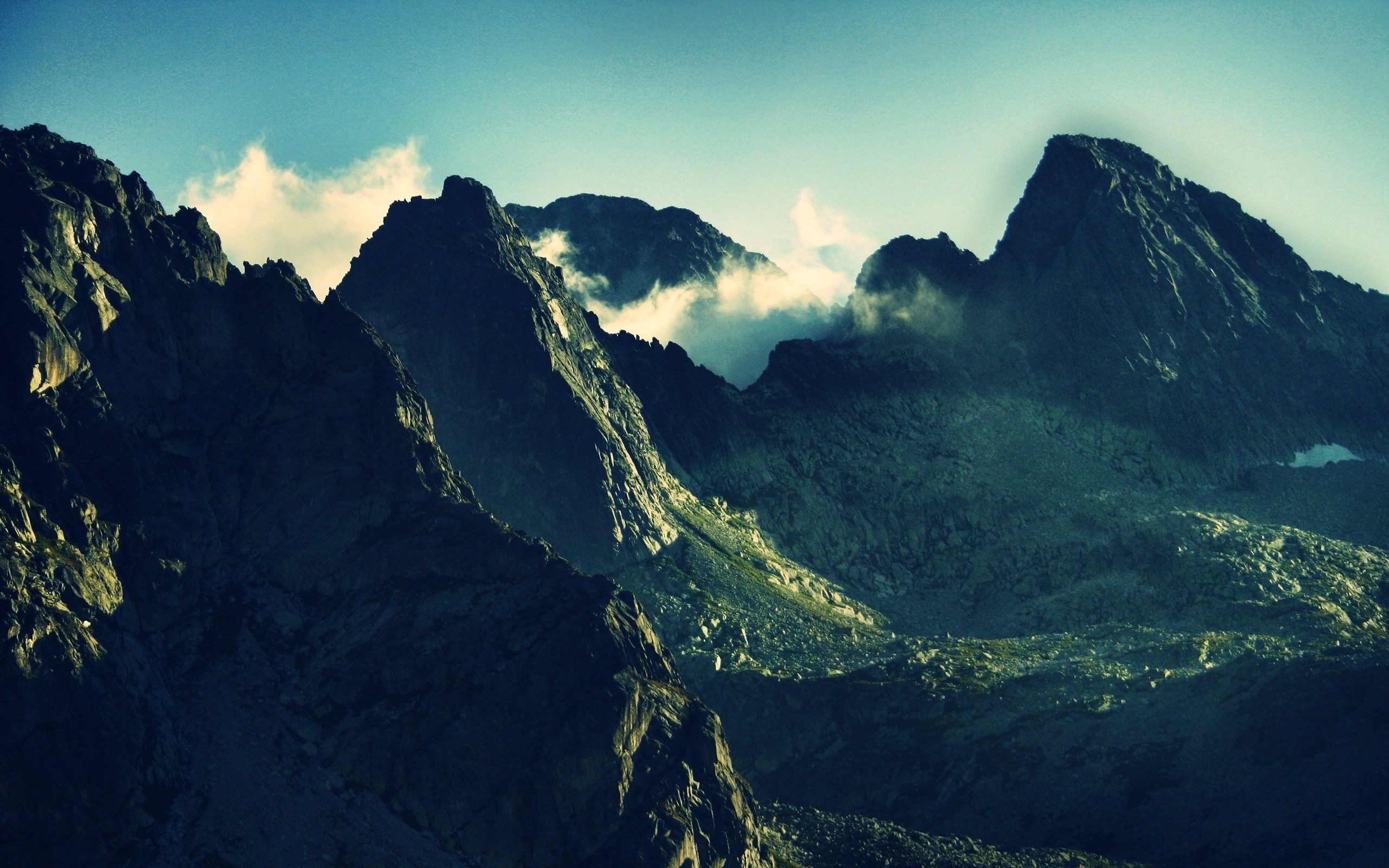 Montagne giapponesi nebbiose verdi, 2560x1600 2K, PC