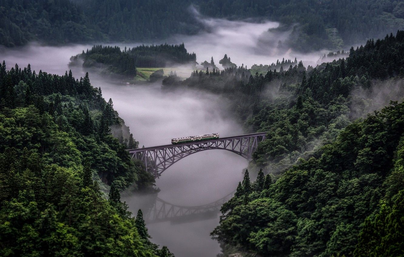 Ponte ferroviario tra montagne nebbiose, 1332x850 720p, PC