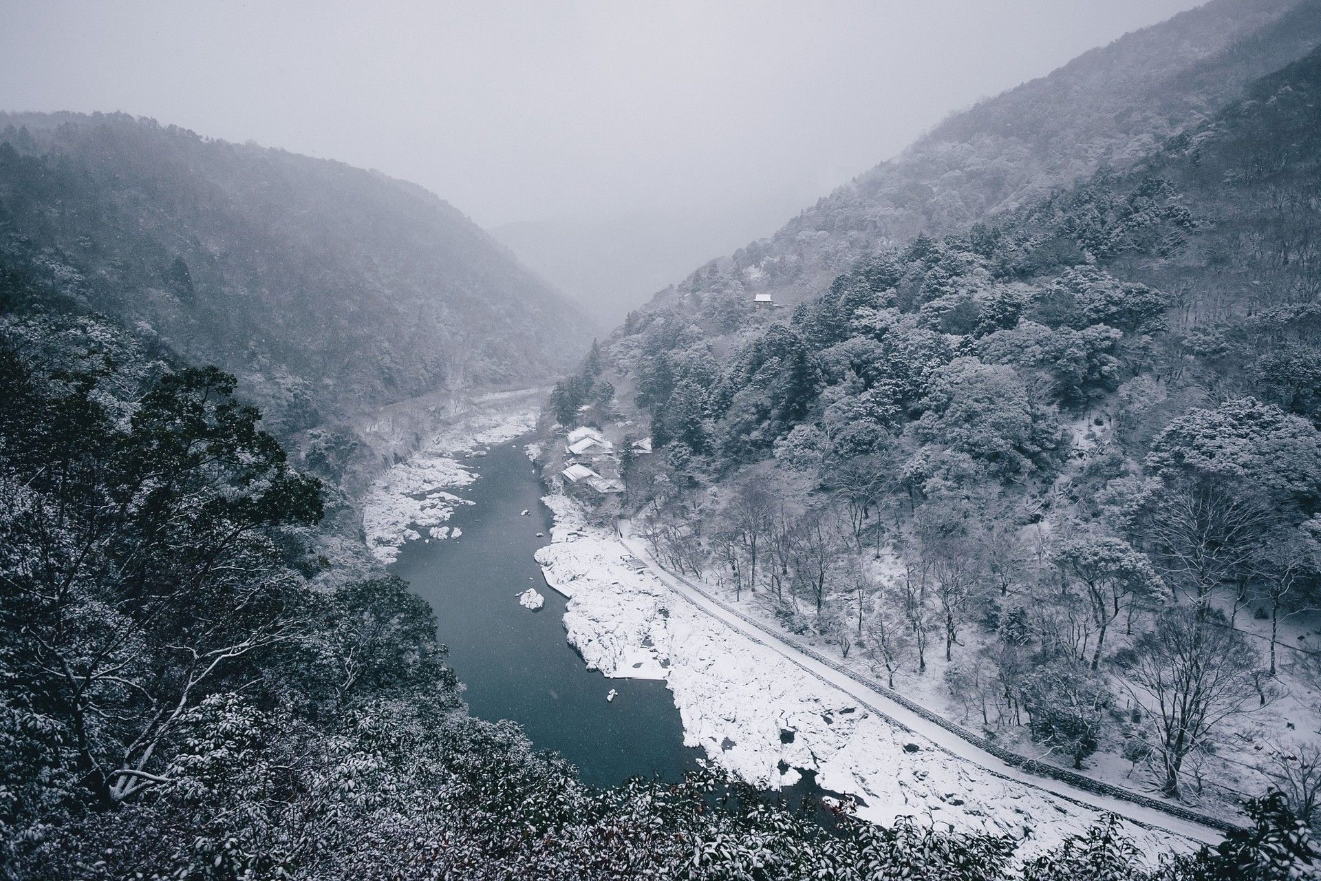 Valle innevata con fiume, 1920x1280 Full HD+, iMac
