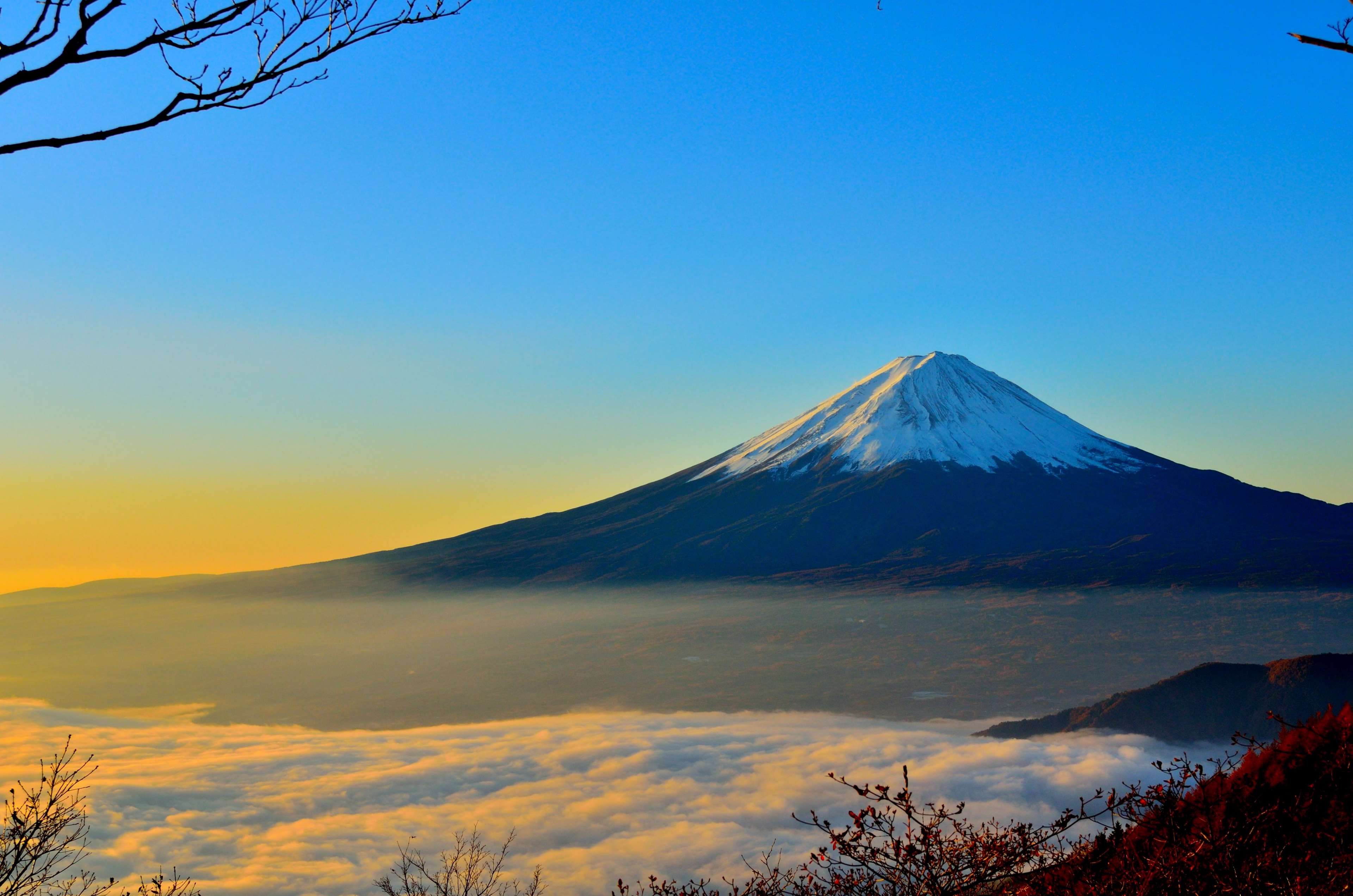 Monte Fuji all'alba tra nuvole, 3840x2543 UHD, PC 4K