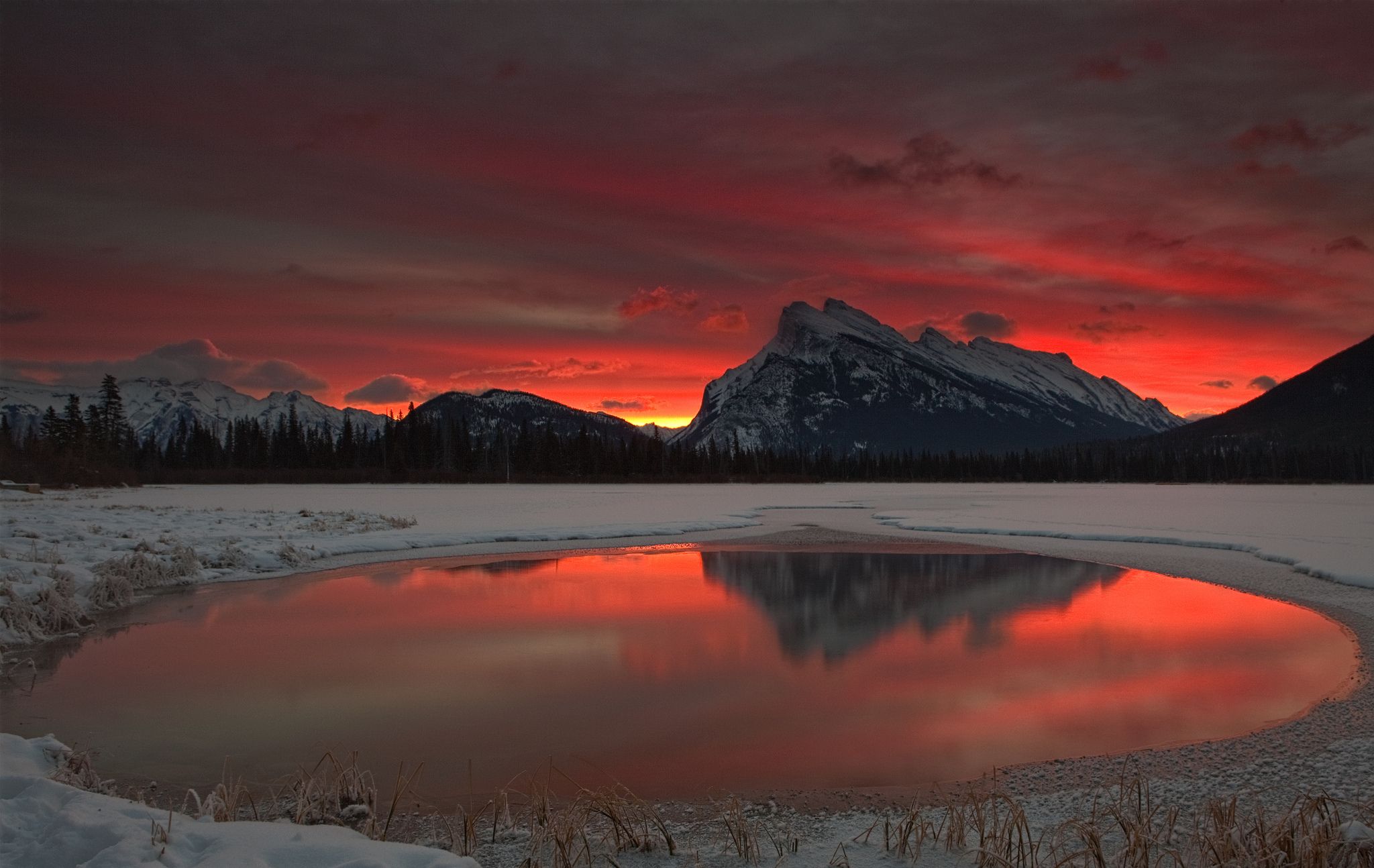 Alba rossa su montagne innevate, 2048x1294 alta risoluzione, Desktop