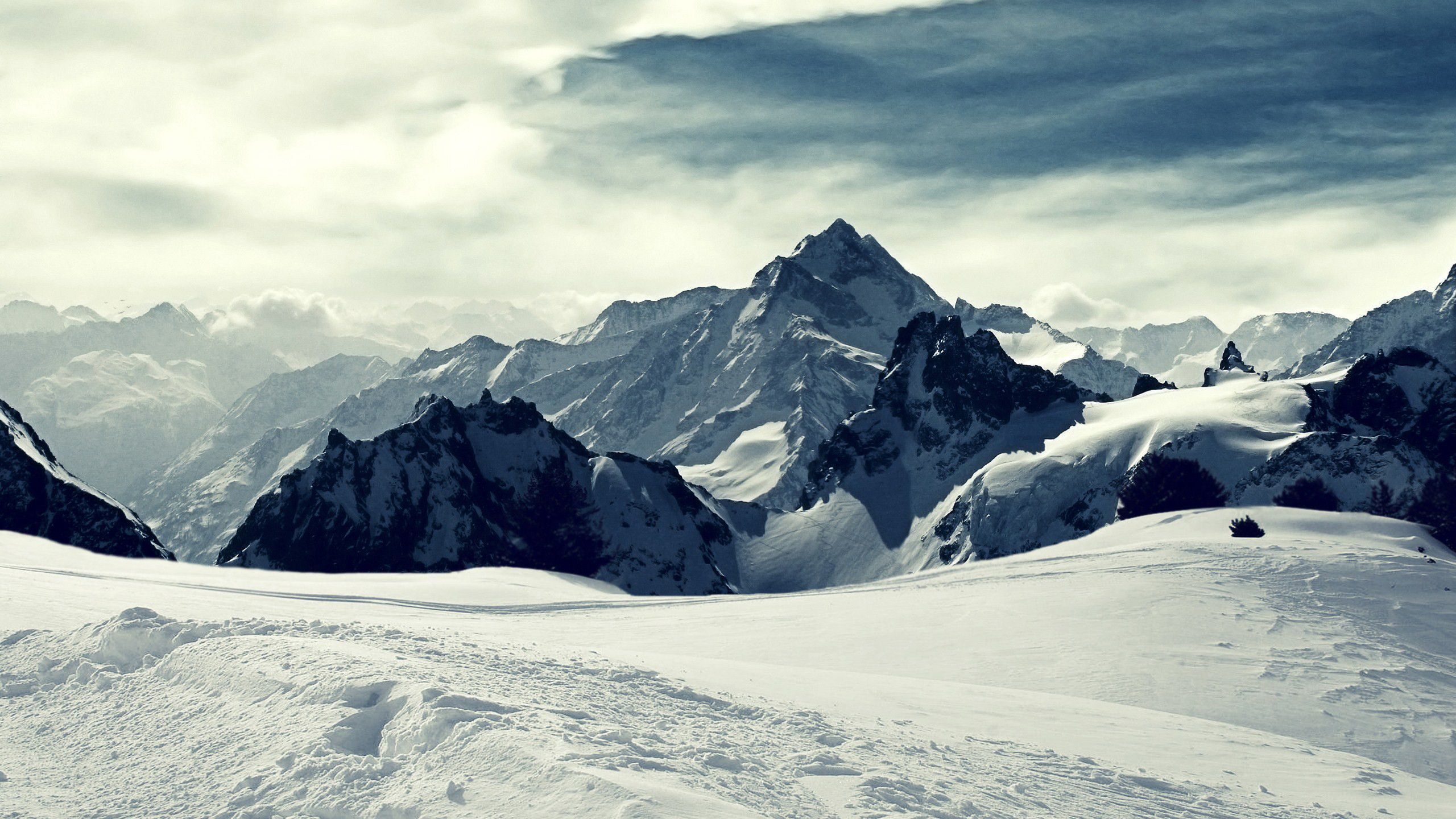 Montagne innevate cielo nuvoloso, 2560x1440 2K QHD, PC