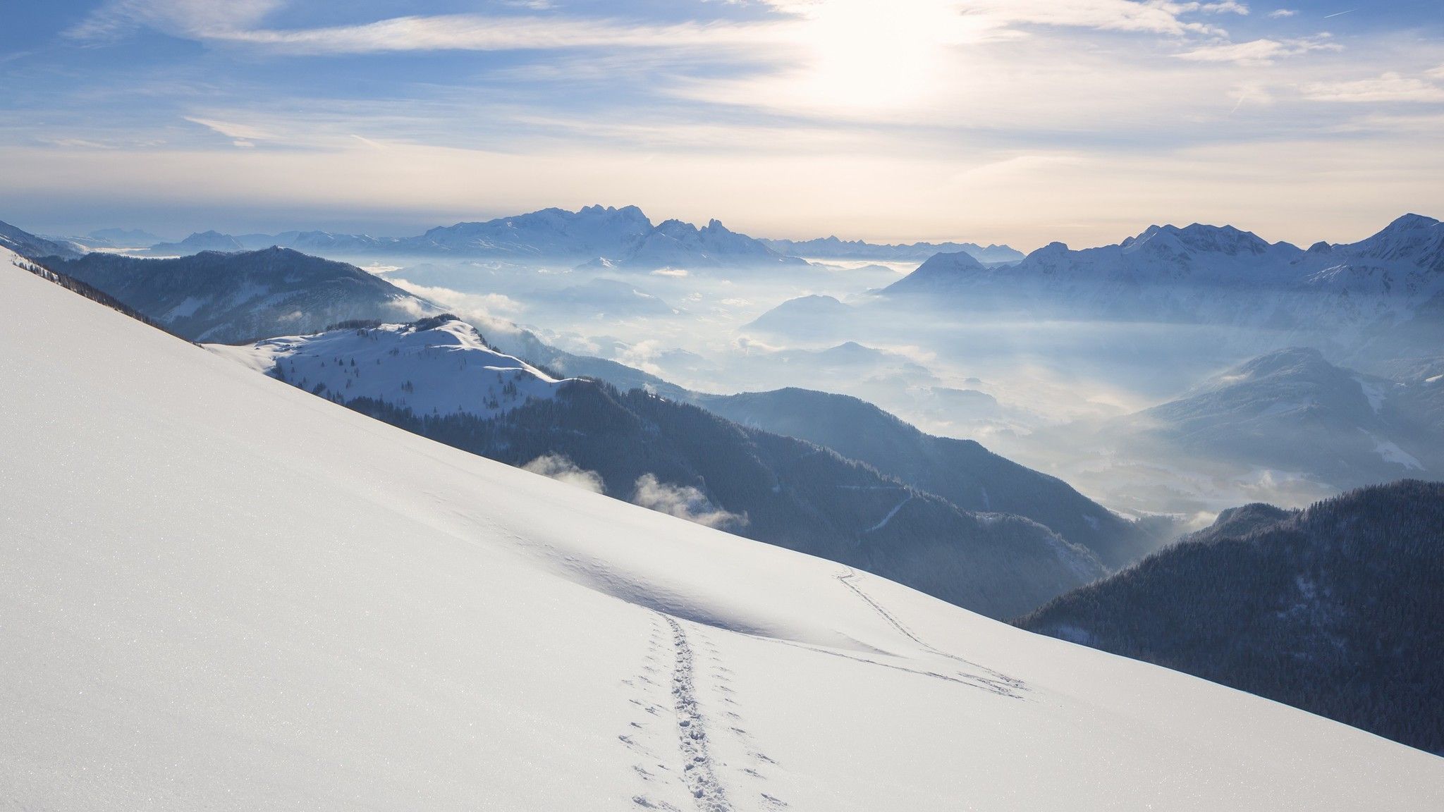 Montagne innevate con nebbia, 2048x1152 Hi-Res, Desktop