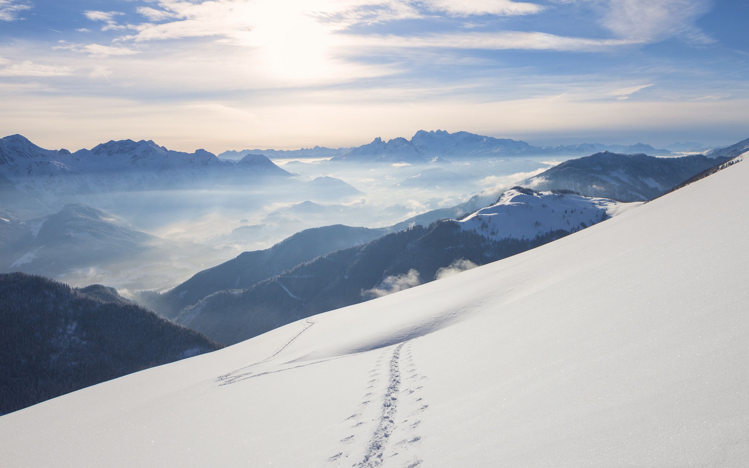 Montagne innevate con nebbia, 2560x1600 2K, PC