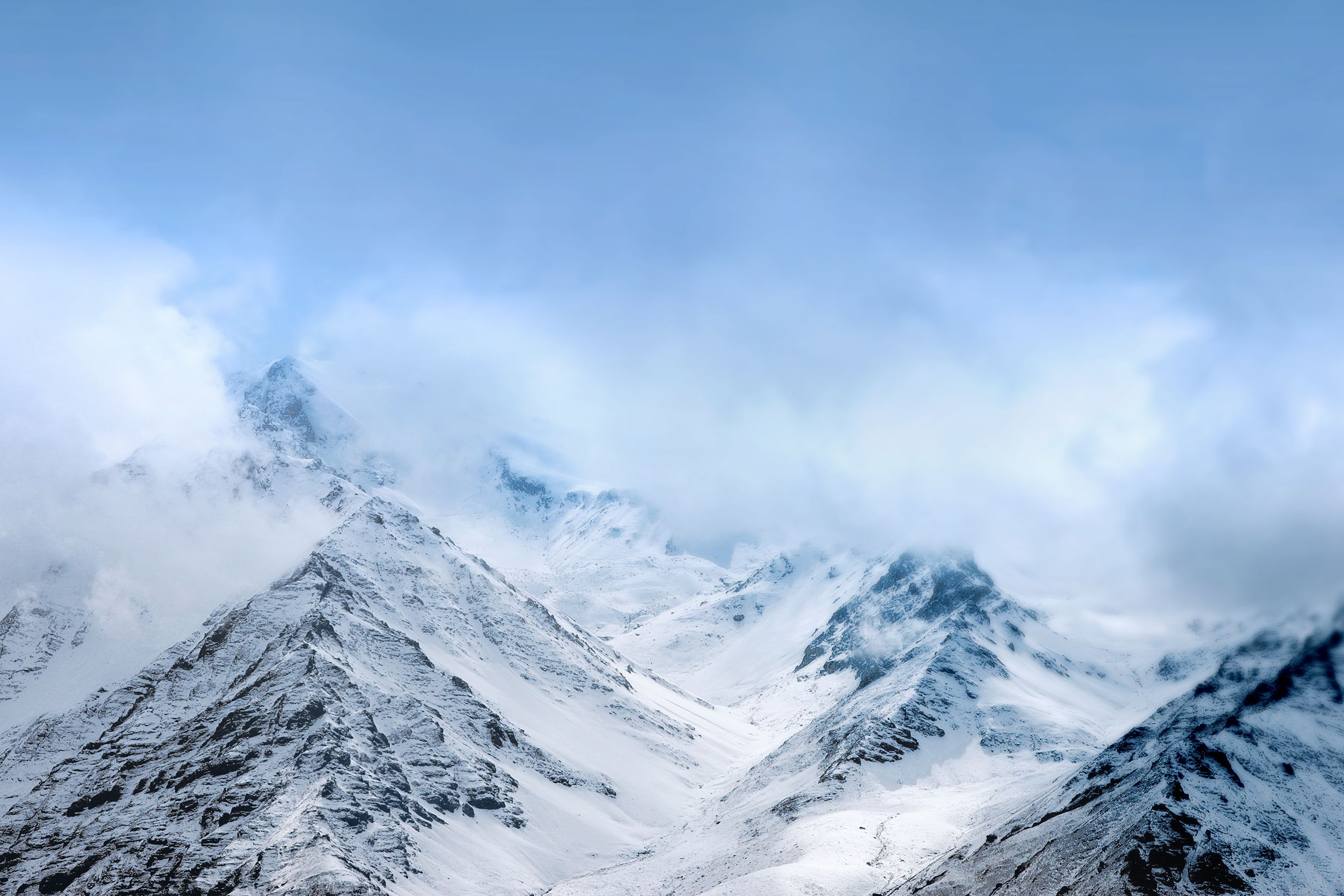 Montagne innevate tra nuvole, 2880x1920 WQXGA, Monitor Gaming