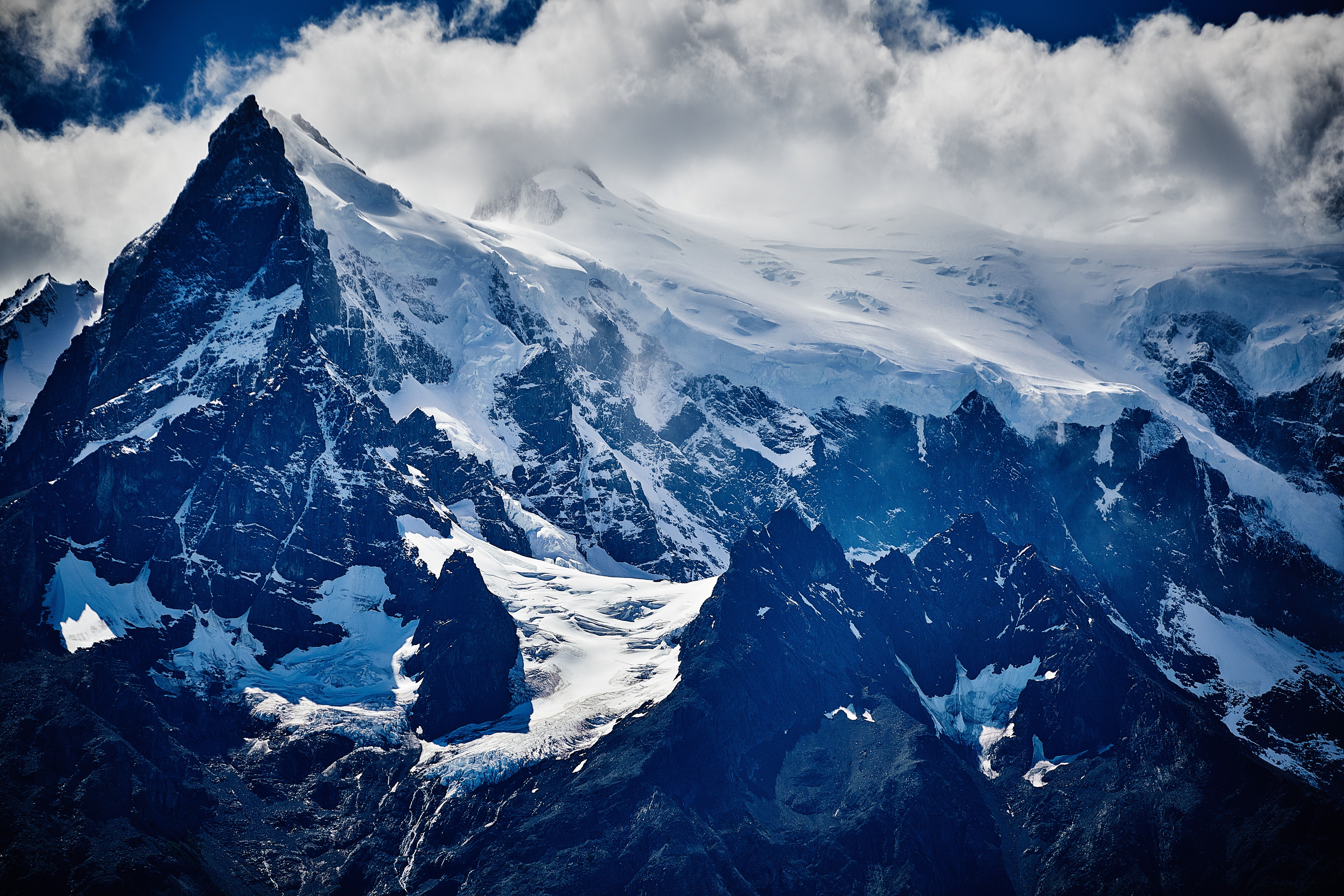 Montagne innevate con nuvole, 7952x5304 4K, Desktop 4K