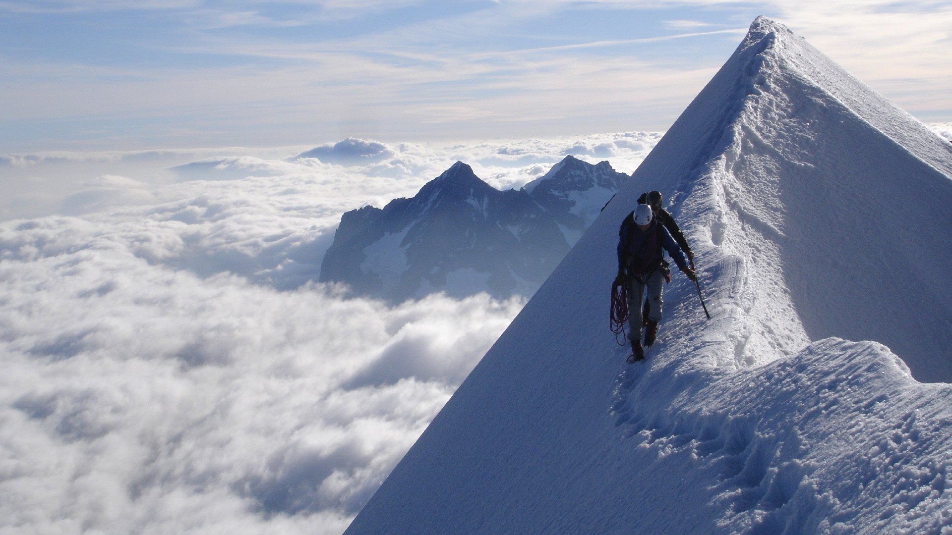 Alpinista su cresta innevata, 1920x1080 Full HD, Desktop