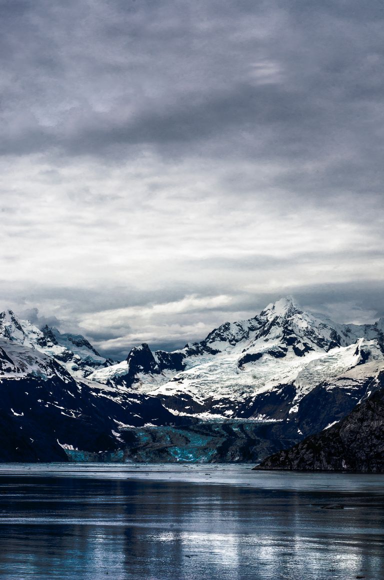 Montagne innevate con lago, 768x1160 Full HD Verticale, iPhone