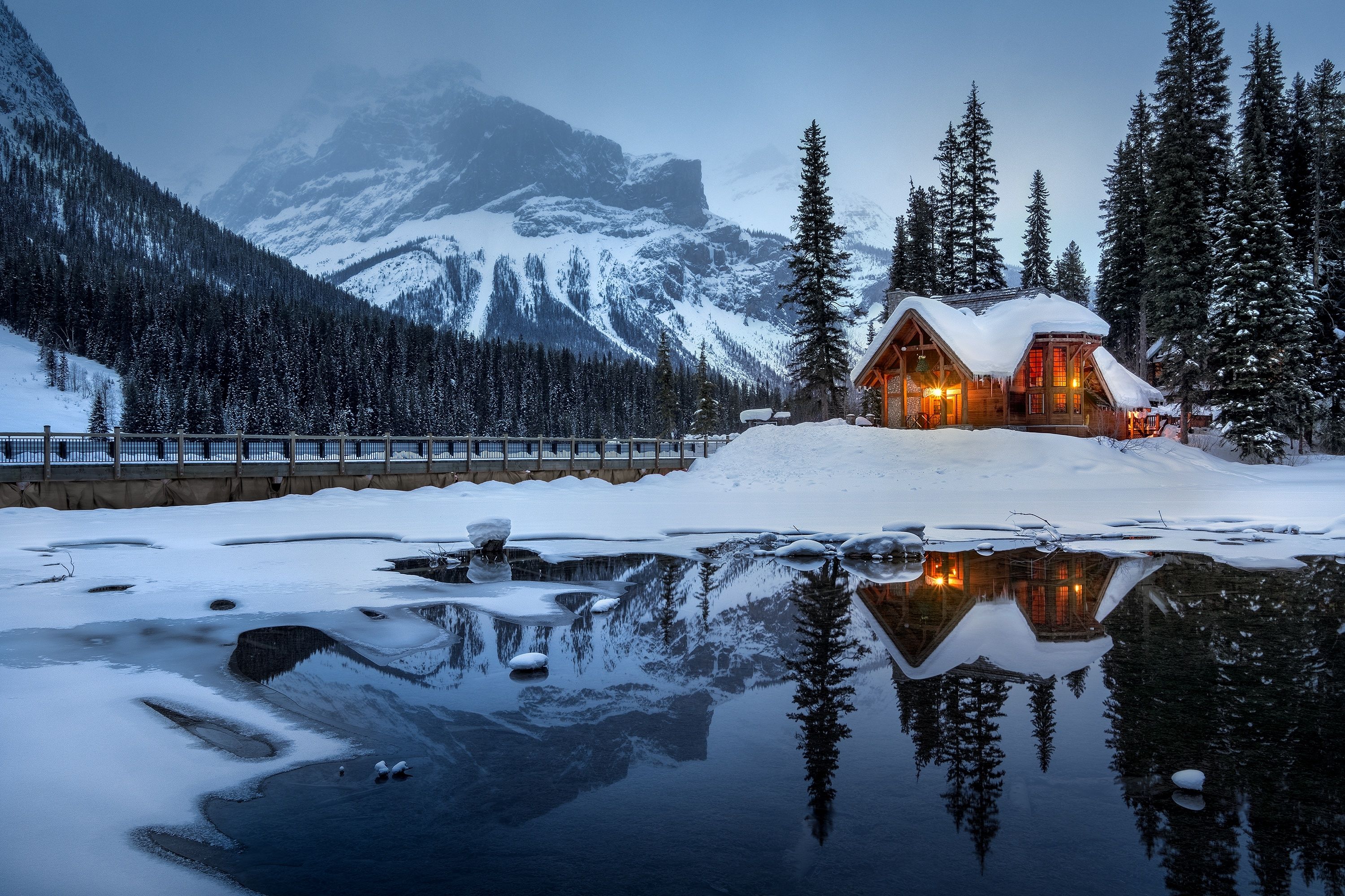 Casa in legno, lago innevato, 3000x2000 2K, Desktop