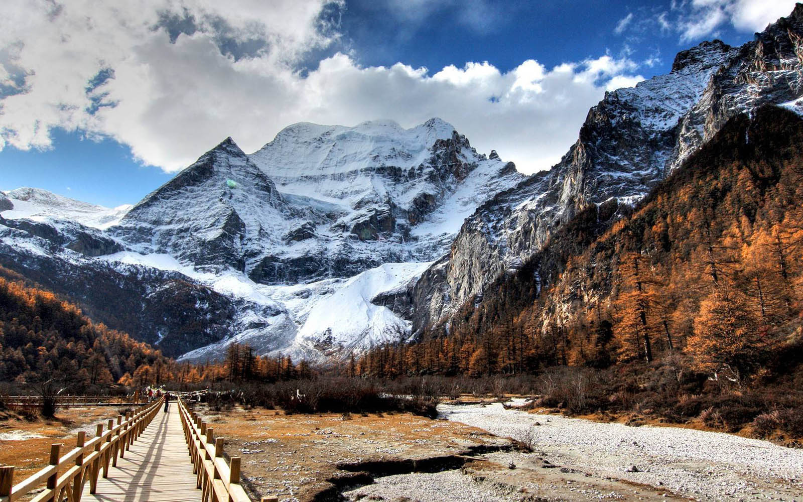 Montagne innevate con ponte legno, 1600x1000 HD Ready, Laptop