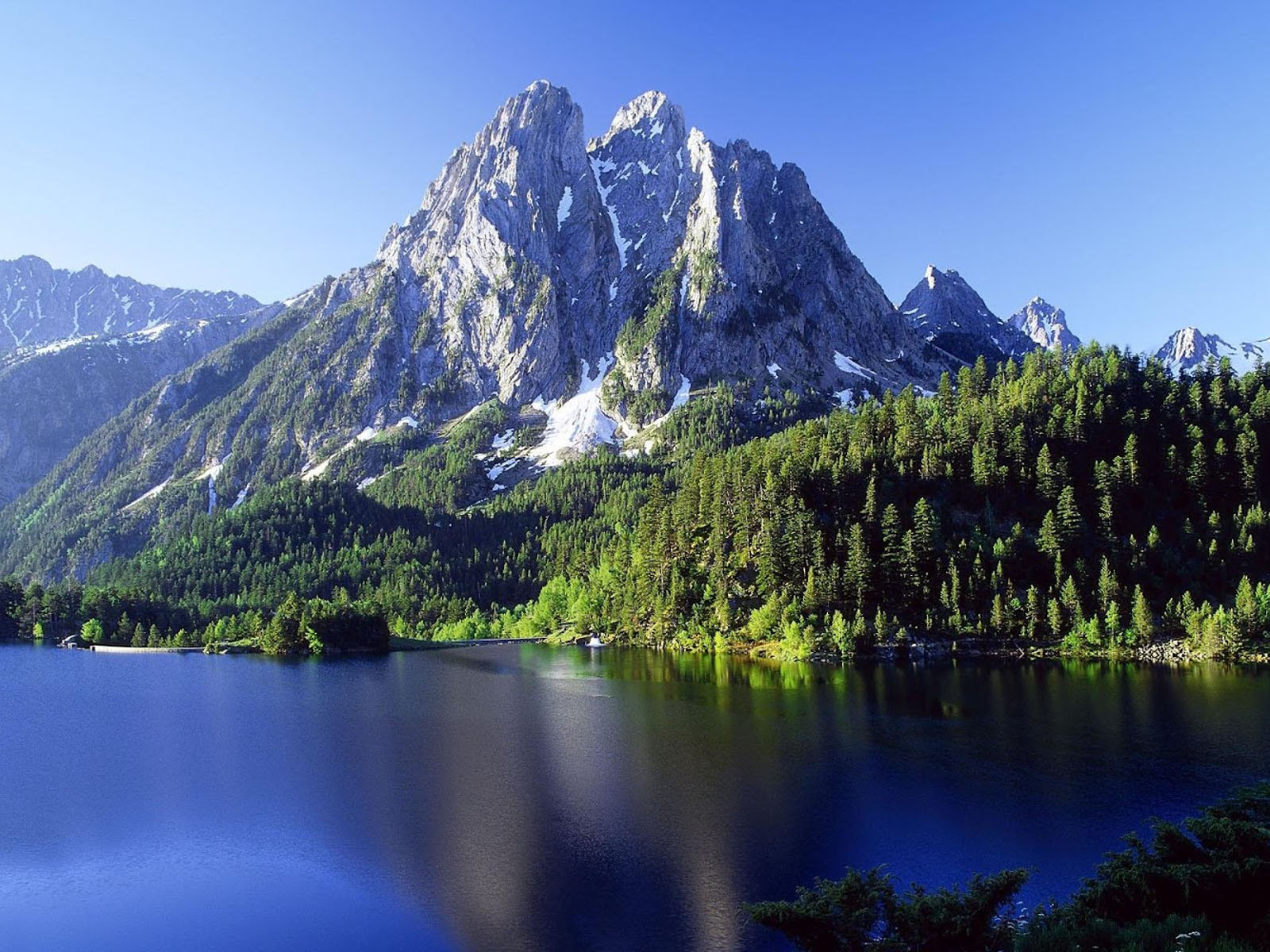 Montagna innevata con lago blu, 1600x1200 HD, Laptop
