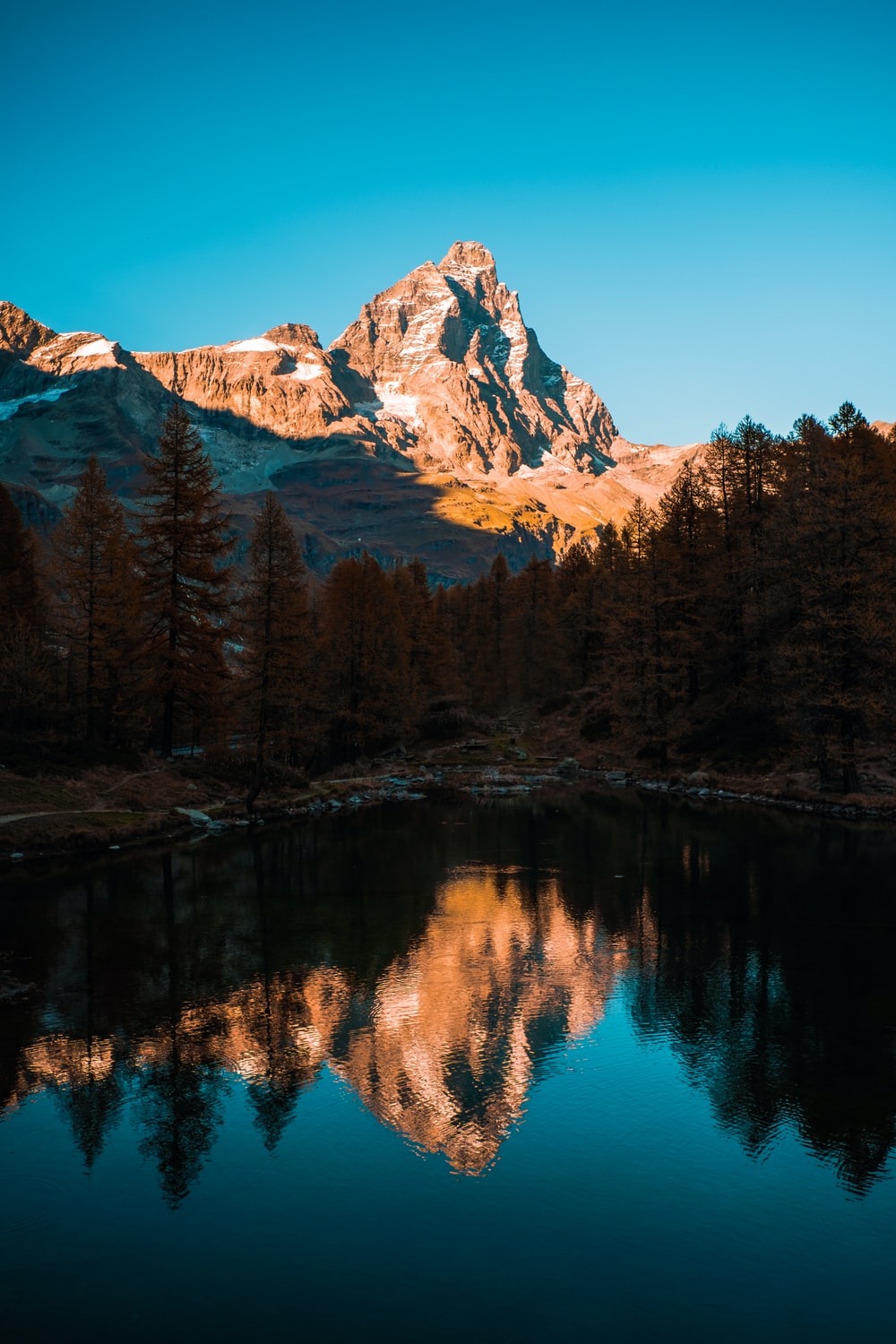 Montagna con lago riflesso, 1000x1500 Verticale, Telefono