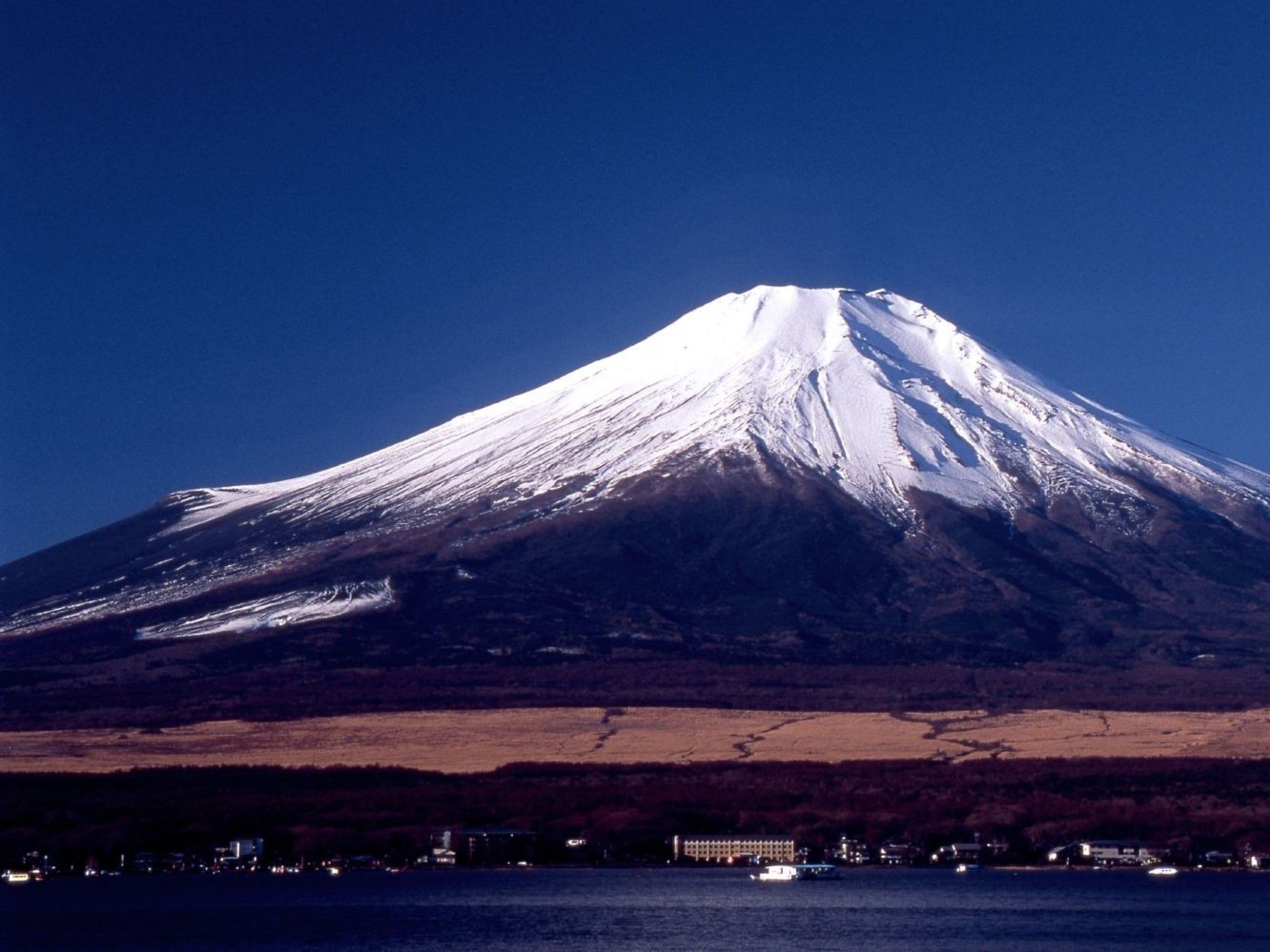 Monte Fuji con città e foglie rosse, 750x1334 Verticale, Mobile