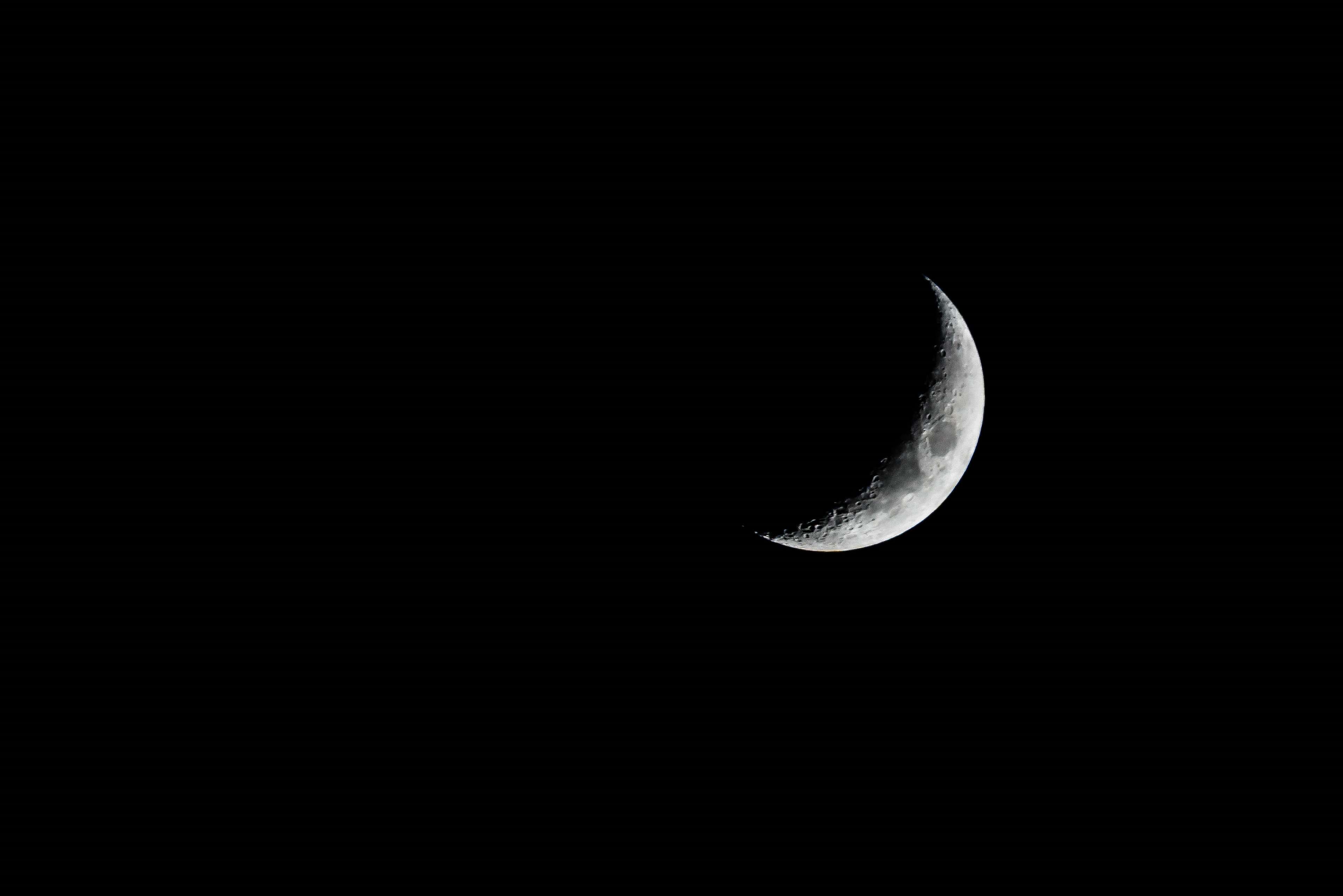 Luna crescente su cielo nero, 3840x2563 UHD, PC 4K