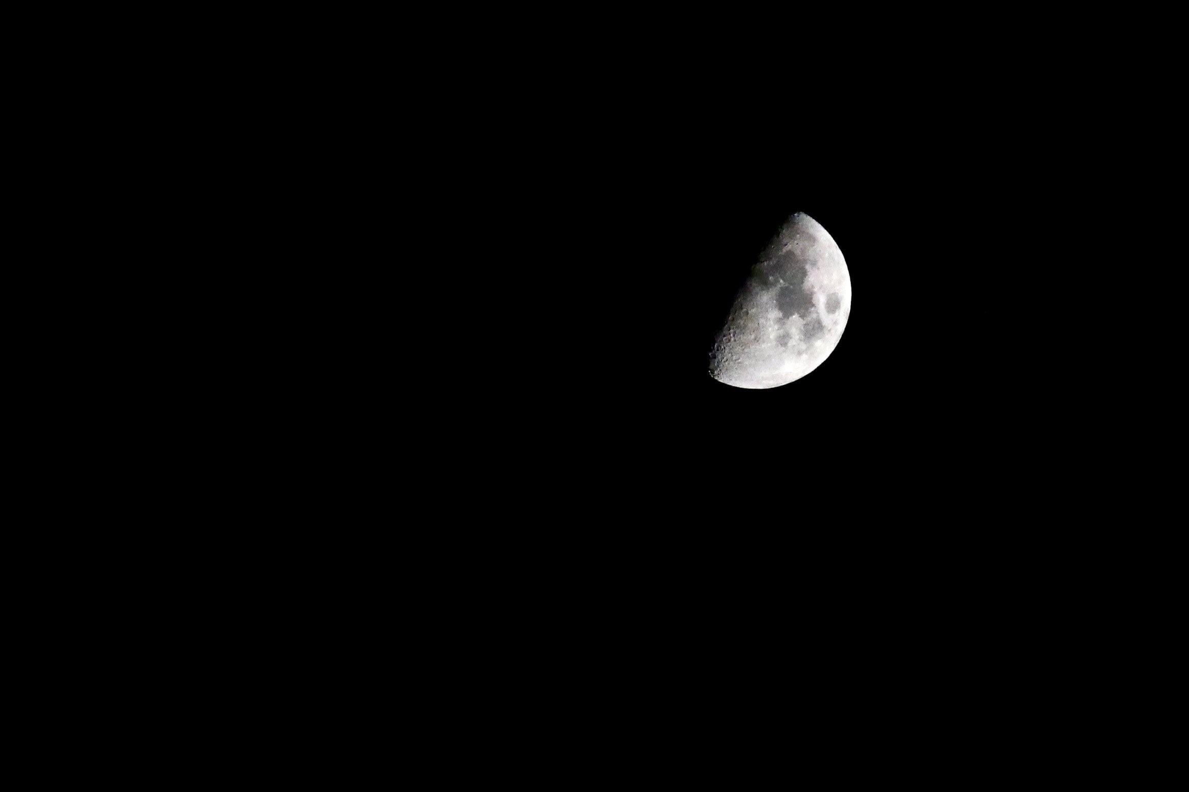 Luna gibbosa cielo nero, 2328x1552 alta risoluzione, PC Desktop